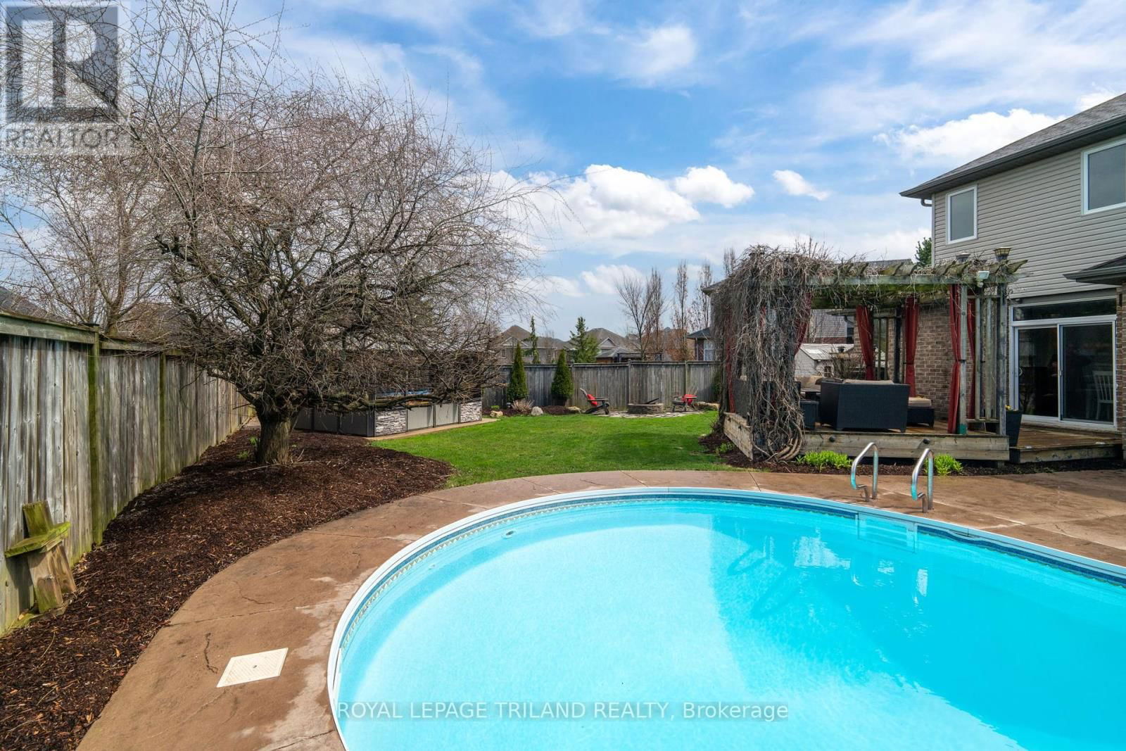 19 CHAMBERLAIN COURT Image 39