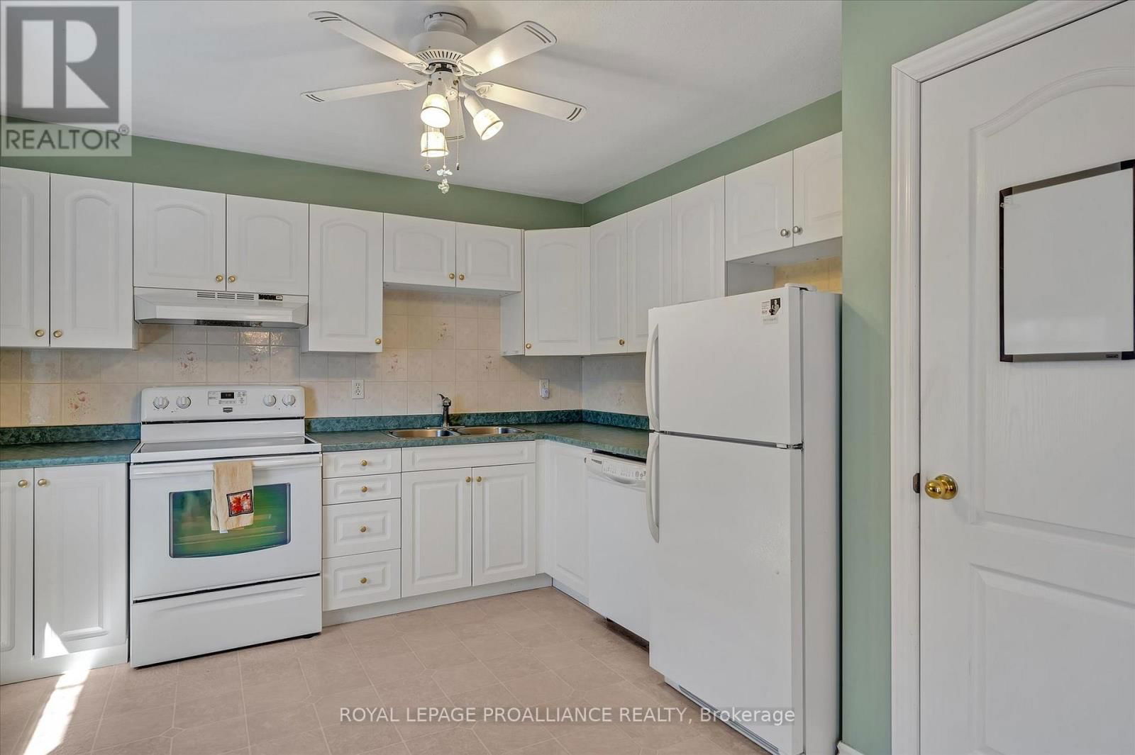 1002 BAKER STREET Image 11