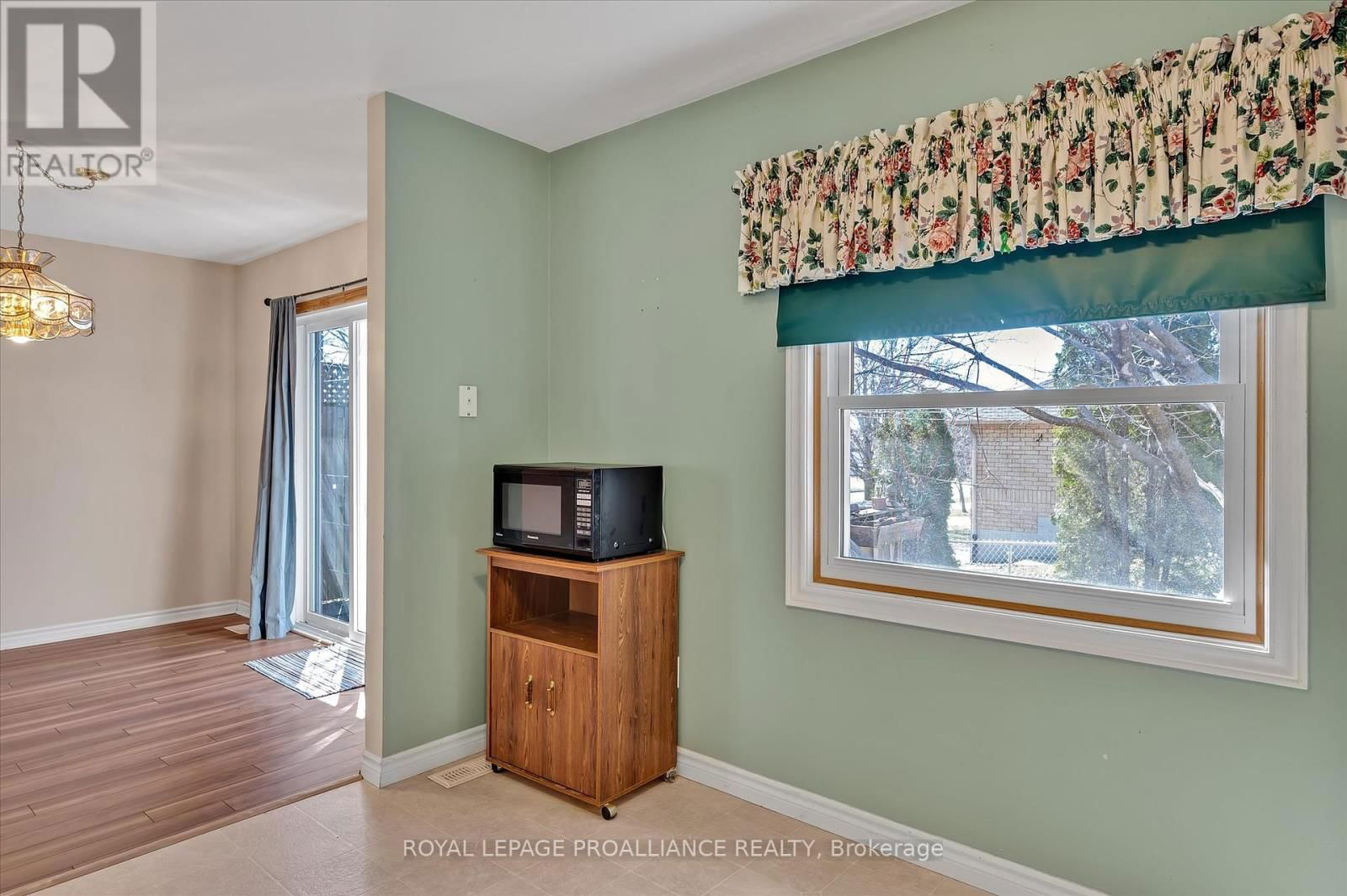 1002 BAKER STREET Image 15