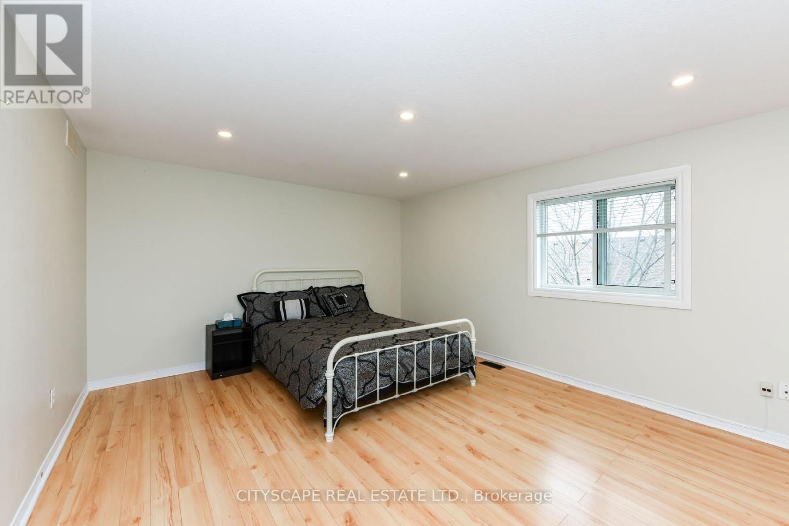 35 - 31 SCHRODER CRESCENT Image 23