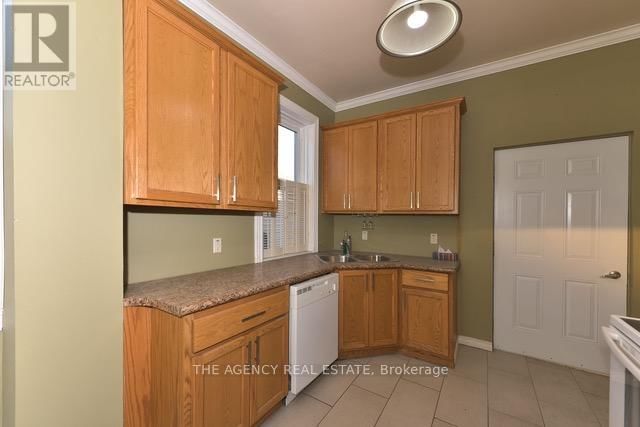 870 QUEENS AVENUE Image 12