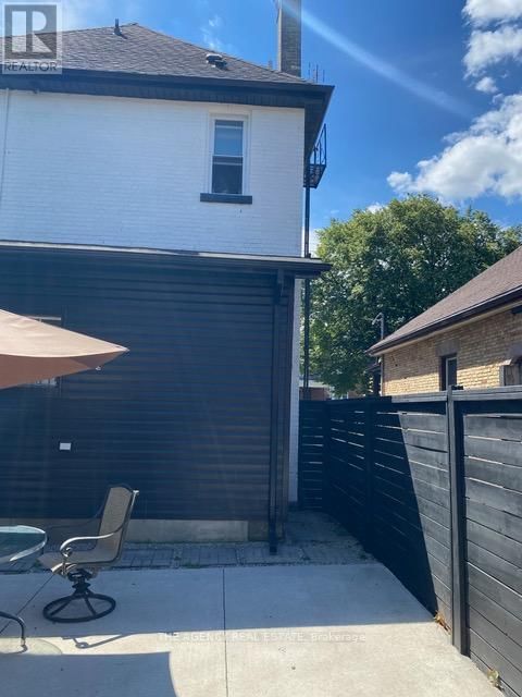 870 QUEENS AVENUE Image 33