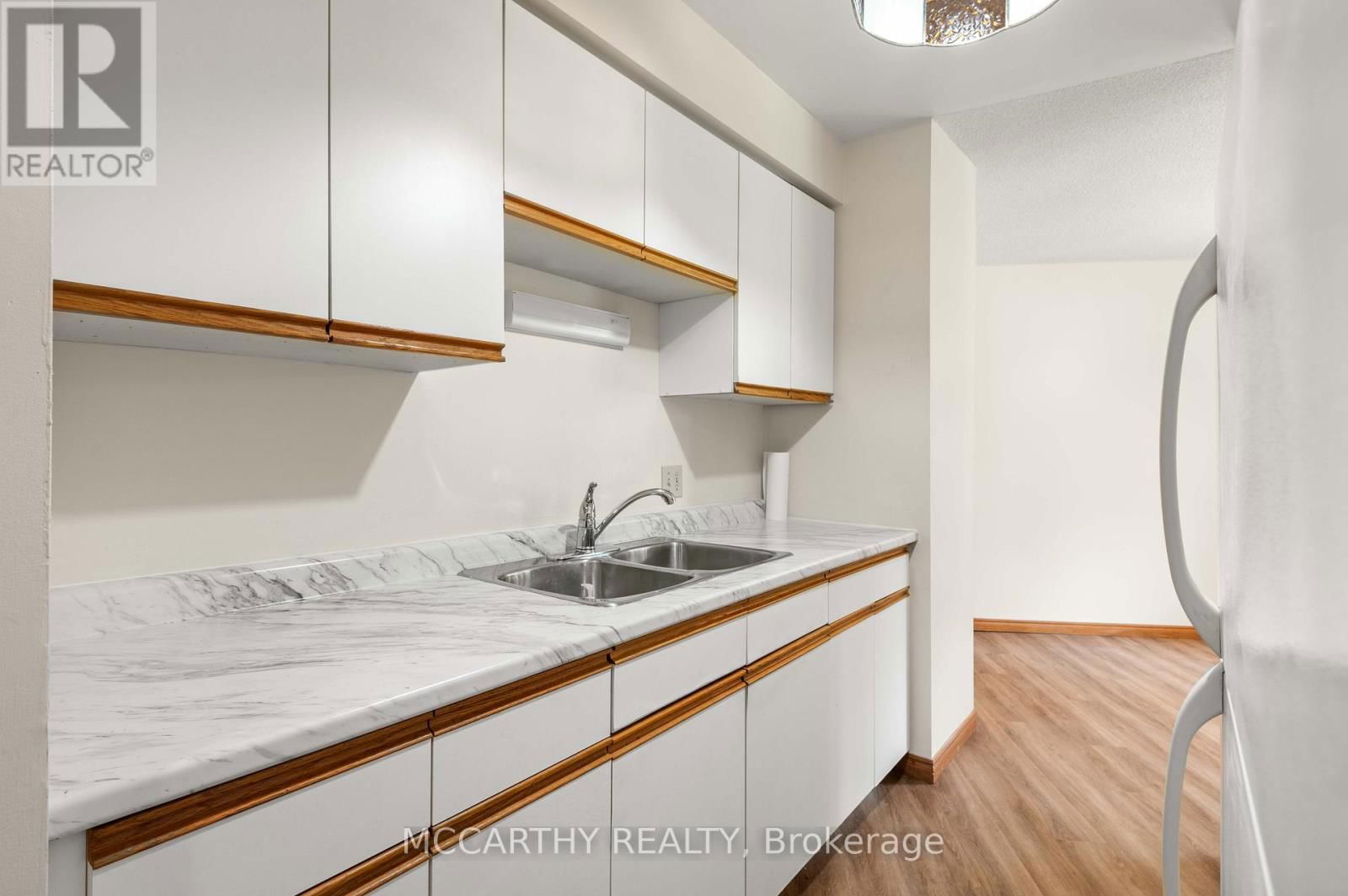 209 SARAH COURT Image 10