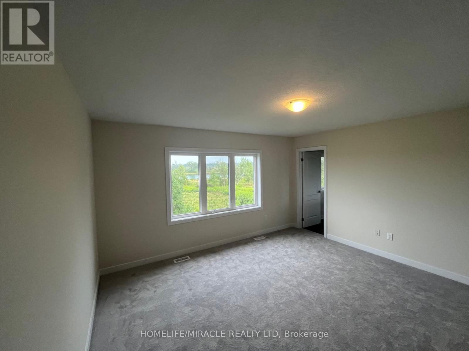 66 AVIRON CRESCENT Image 16