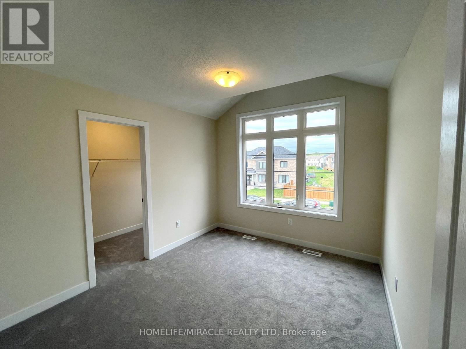66 AVIRON CRESCENT Image 20