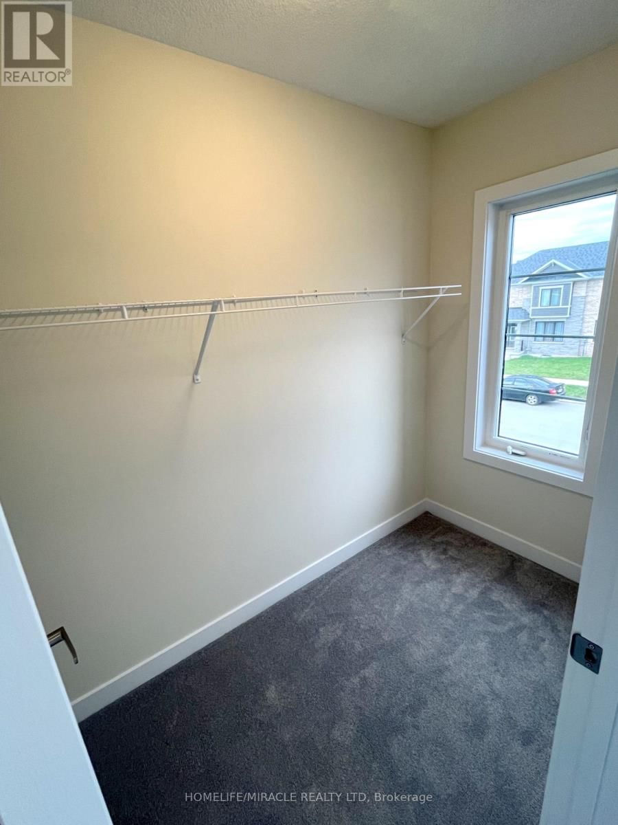 66 AVIRON CRESCENT Image 21