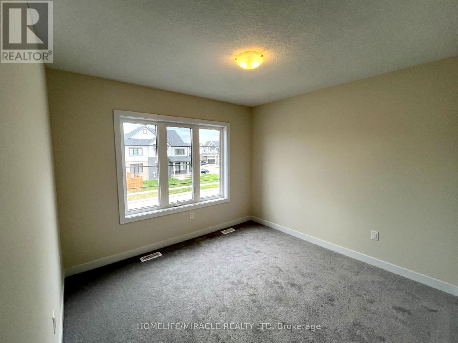 66 AVIRON CRESCENT Image 22