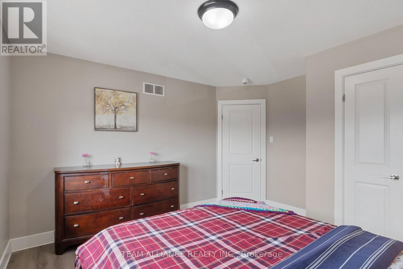 25 QUEENSWAY DRIVE Image 20