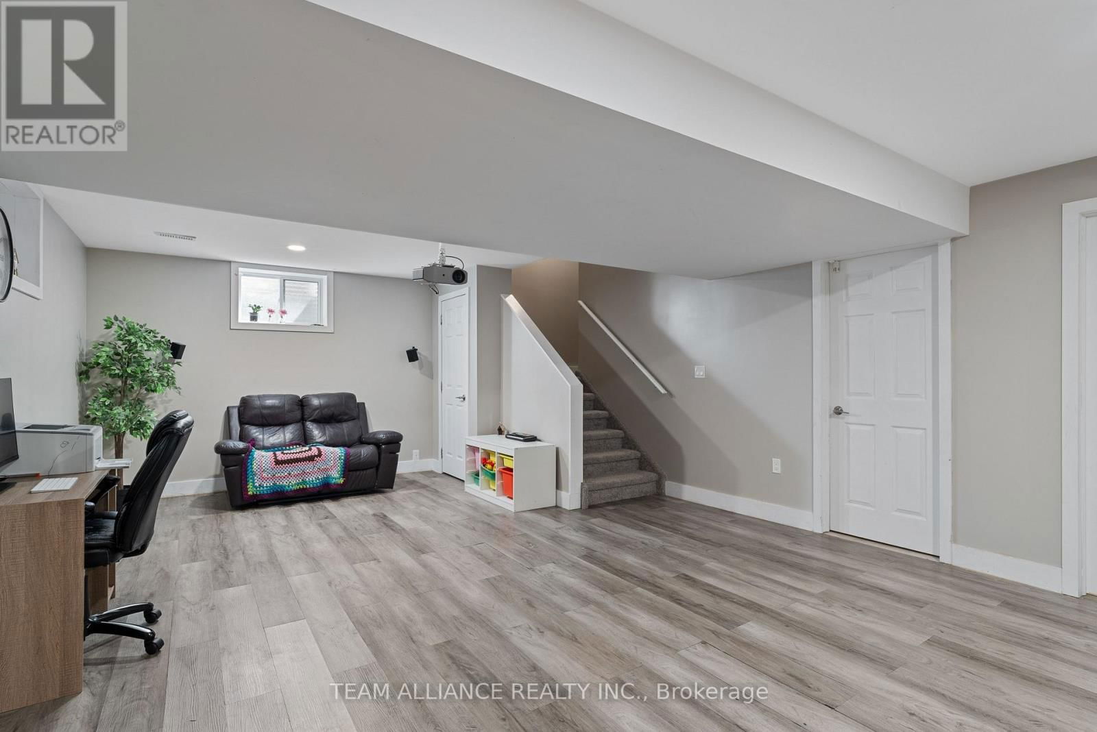 25 QUEENSWAY DRIVE Image 27
