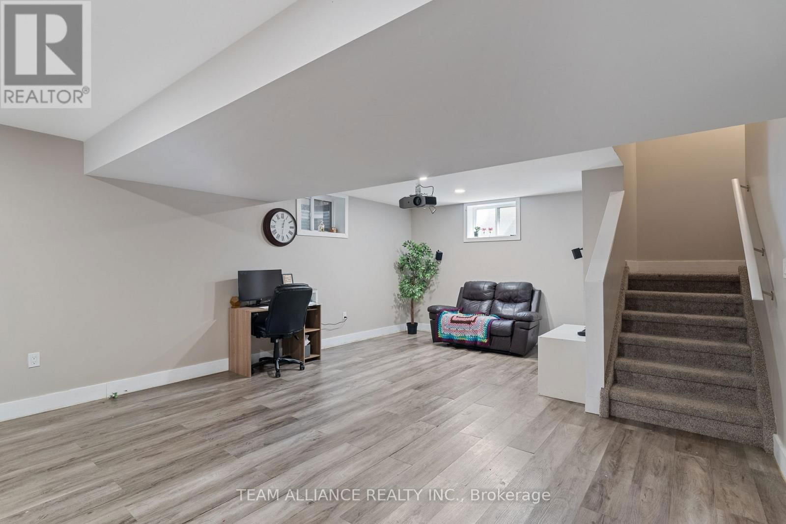 25 QUEENSWAY DRIVE Image 28