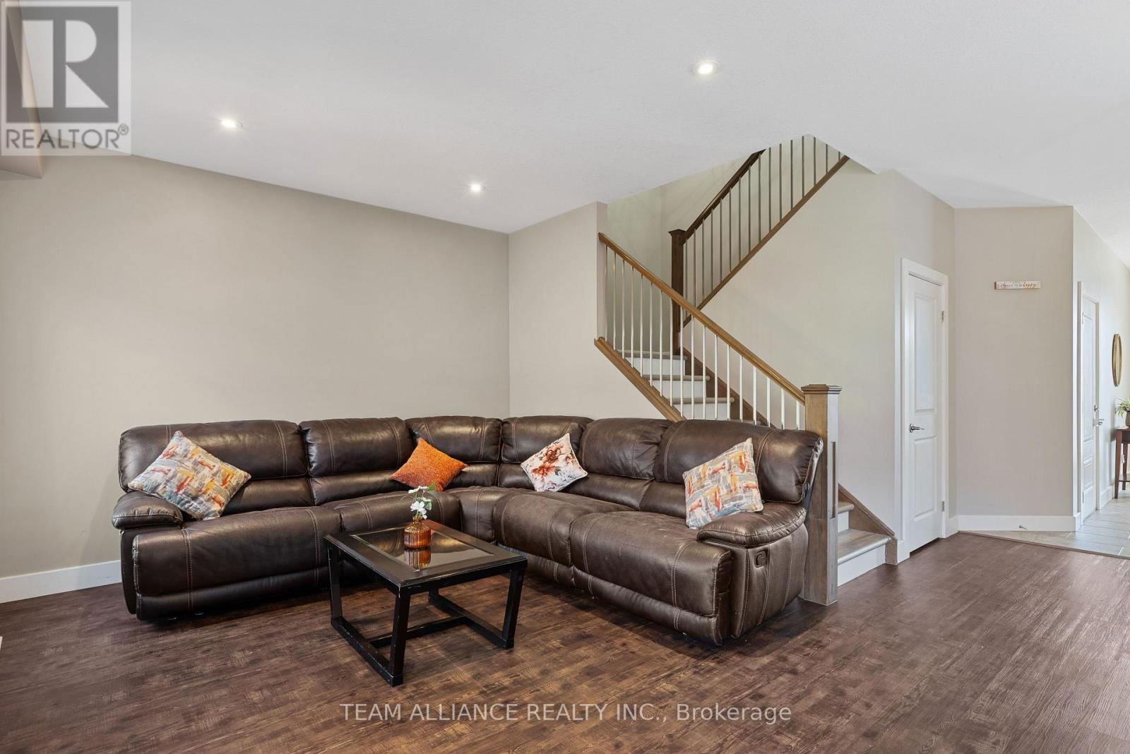 25 QUEENSWAY DRIVE Image 7