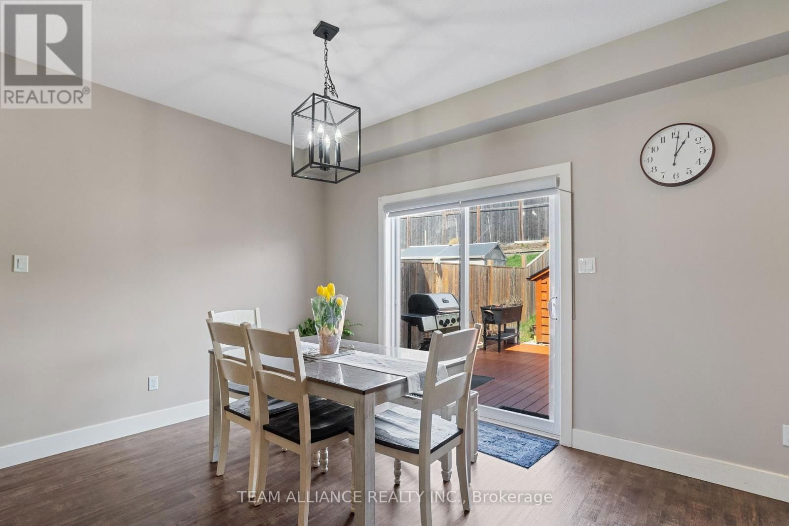 25 QUEENSWAY DRIVE Image 9