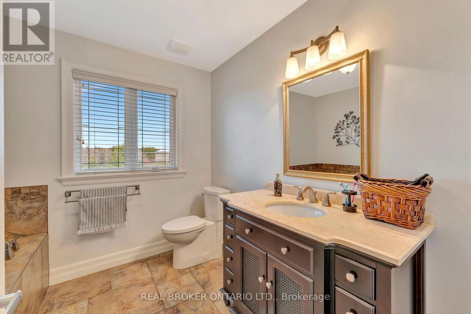 1040 BLACK CANARY DRIVE Image 32