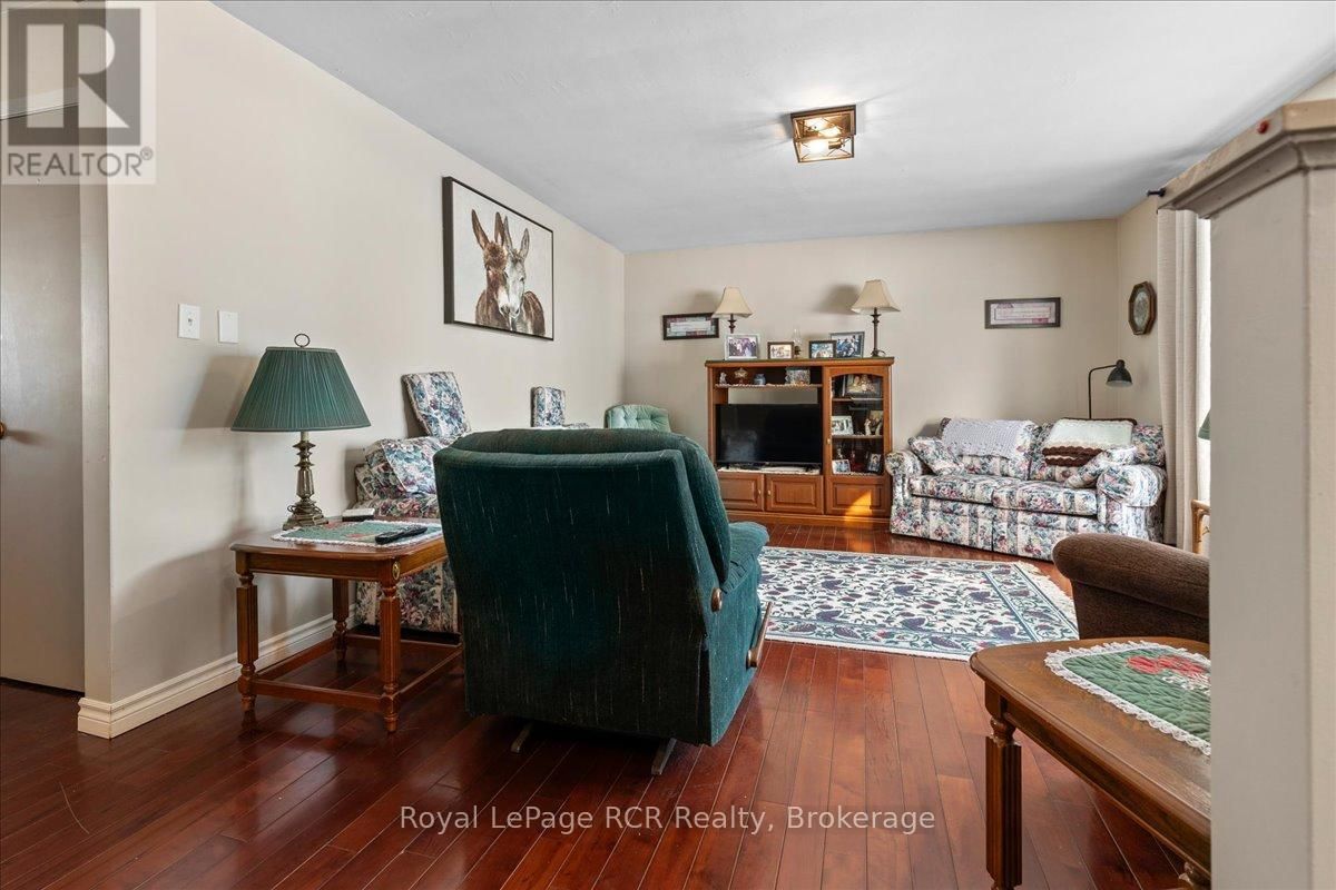 392158 GREY 109 ROAD Image 8