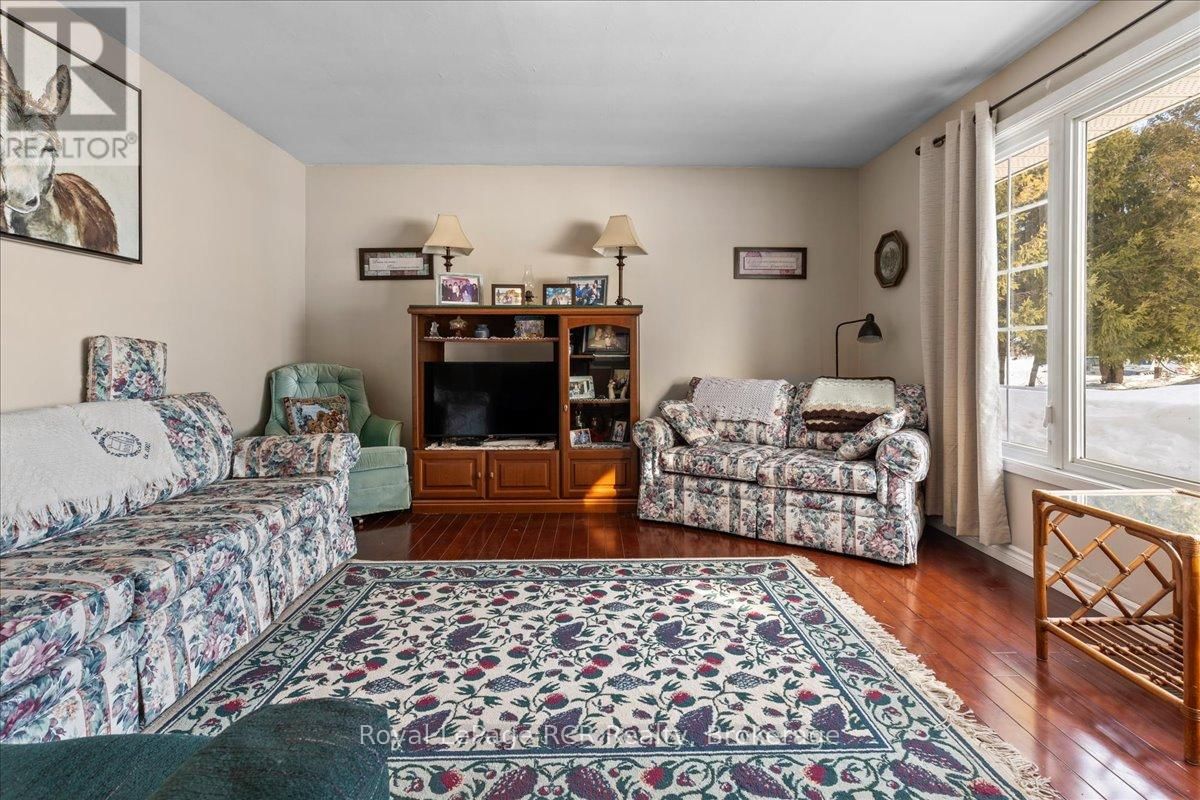 392158 GREY 109 ROAD Image 9