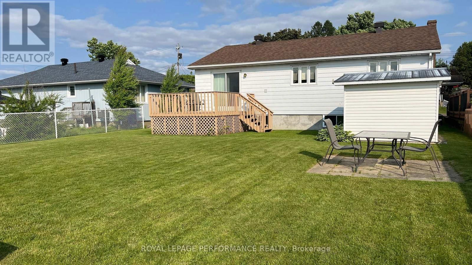 614 MONTCALM STREET Image 32