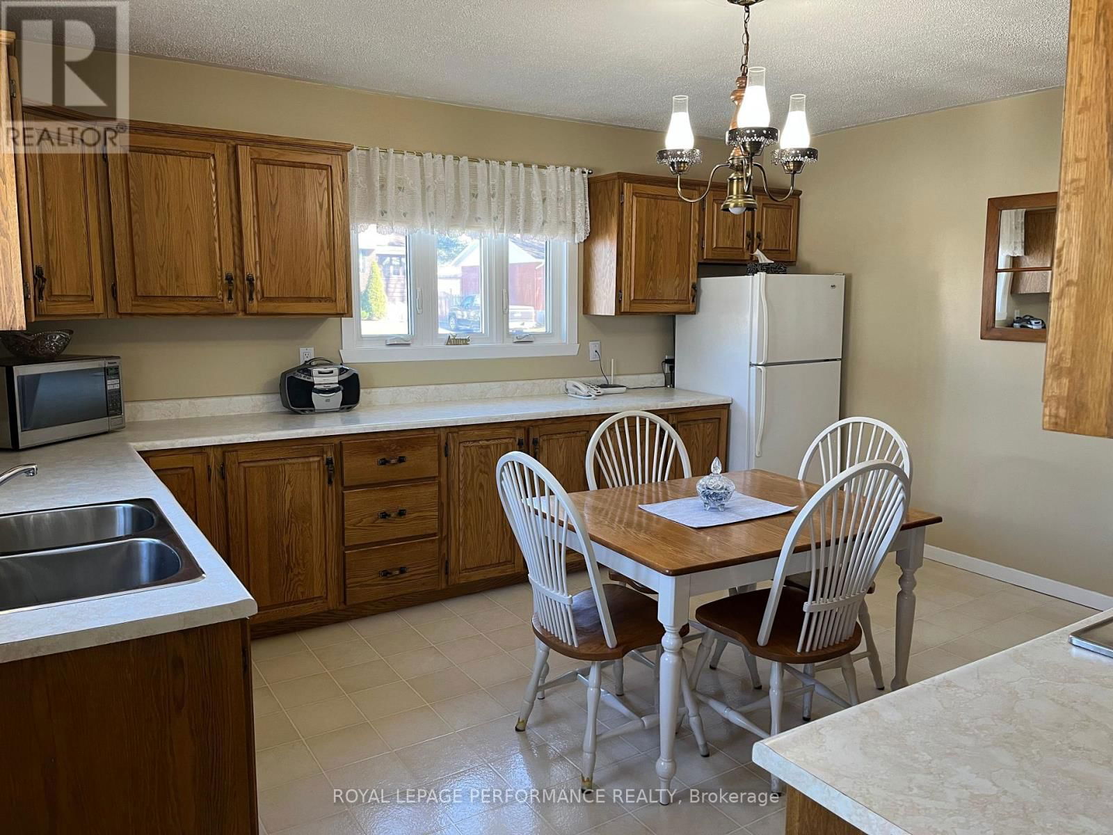 614 MONTCALM STREET Image 6