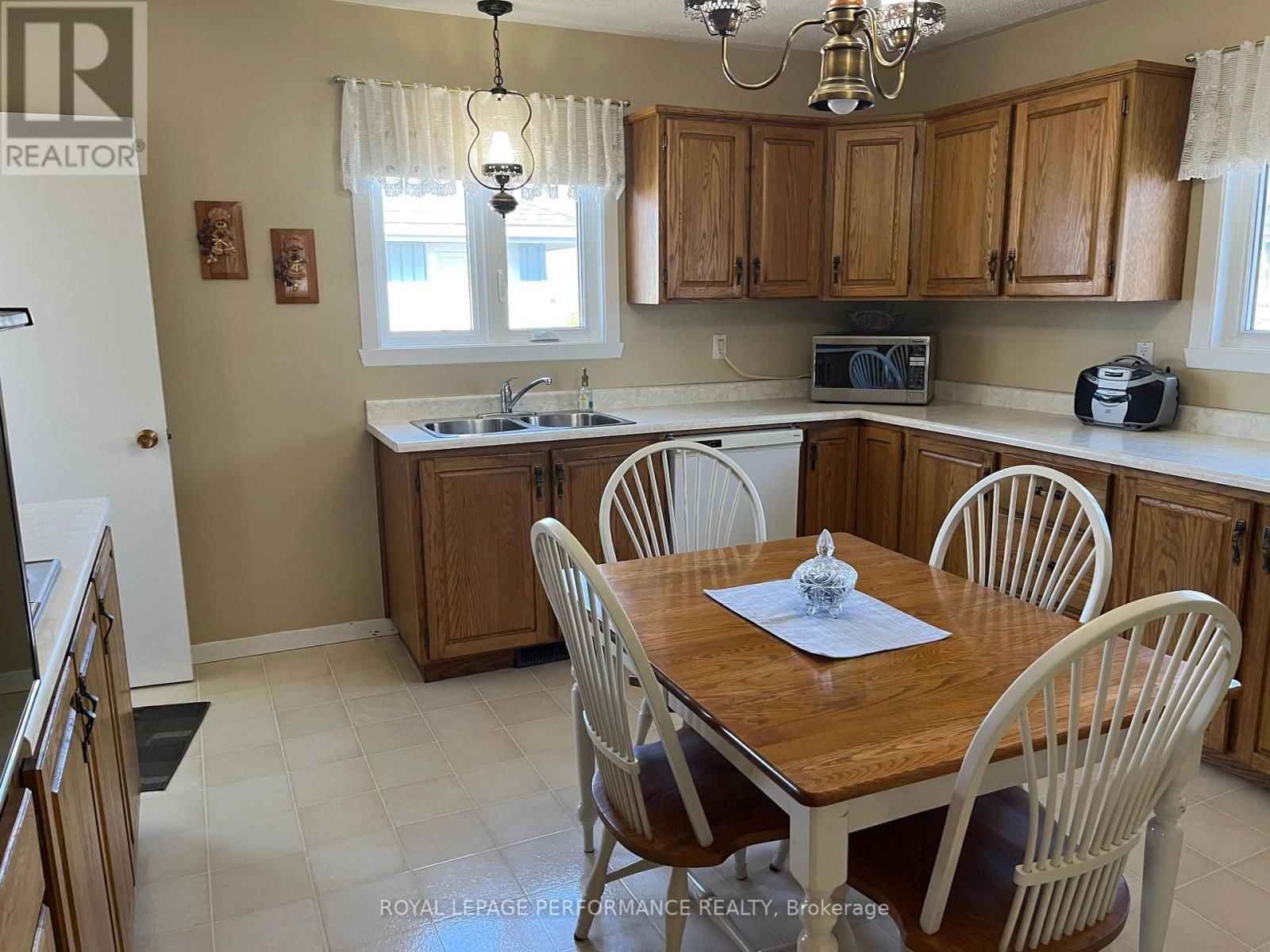 614 MONTCALM STREET Image 7