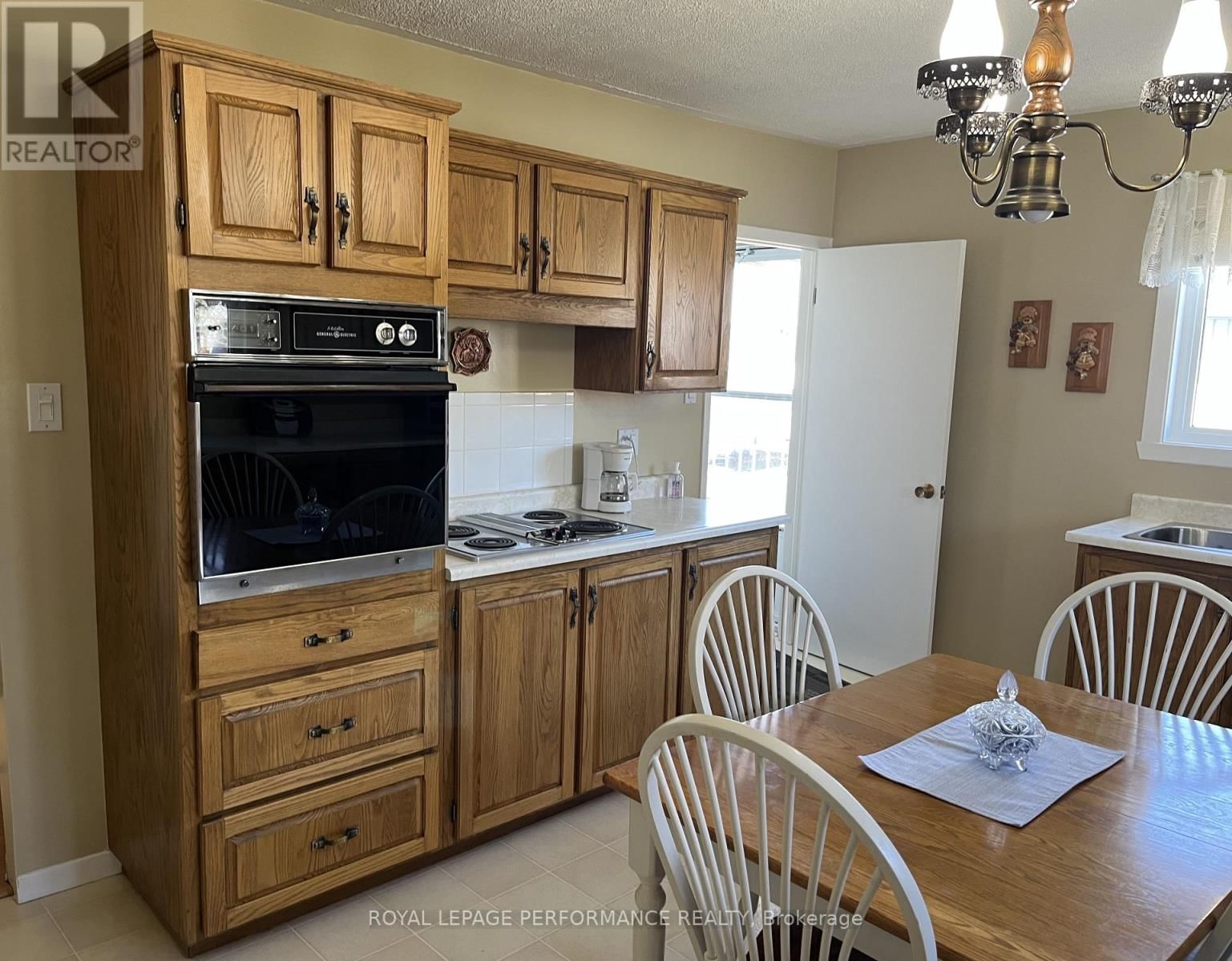 614 MONTCALM STREET Image 8