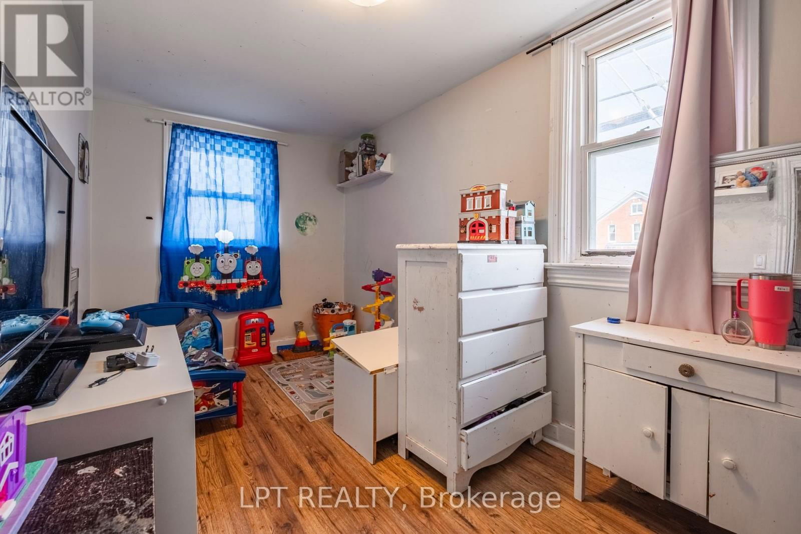 695 VICTORIA STREET Image 10