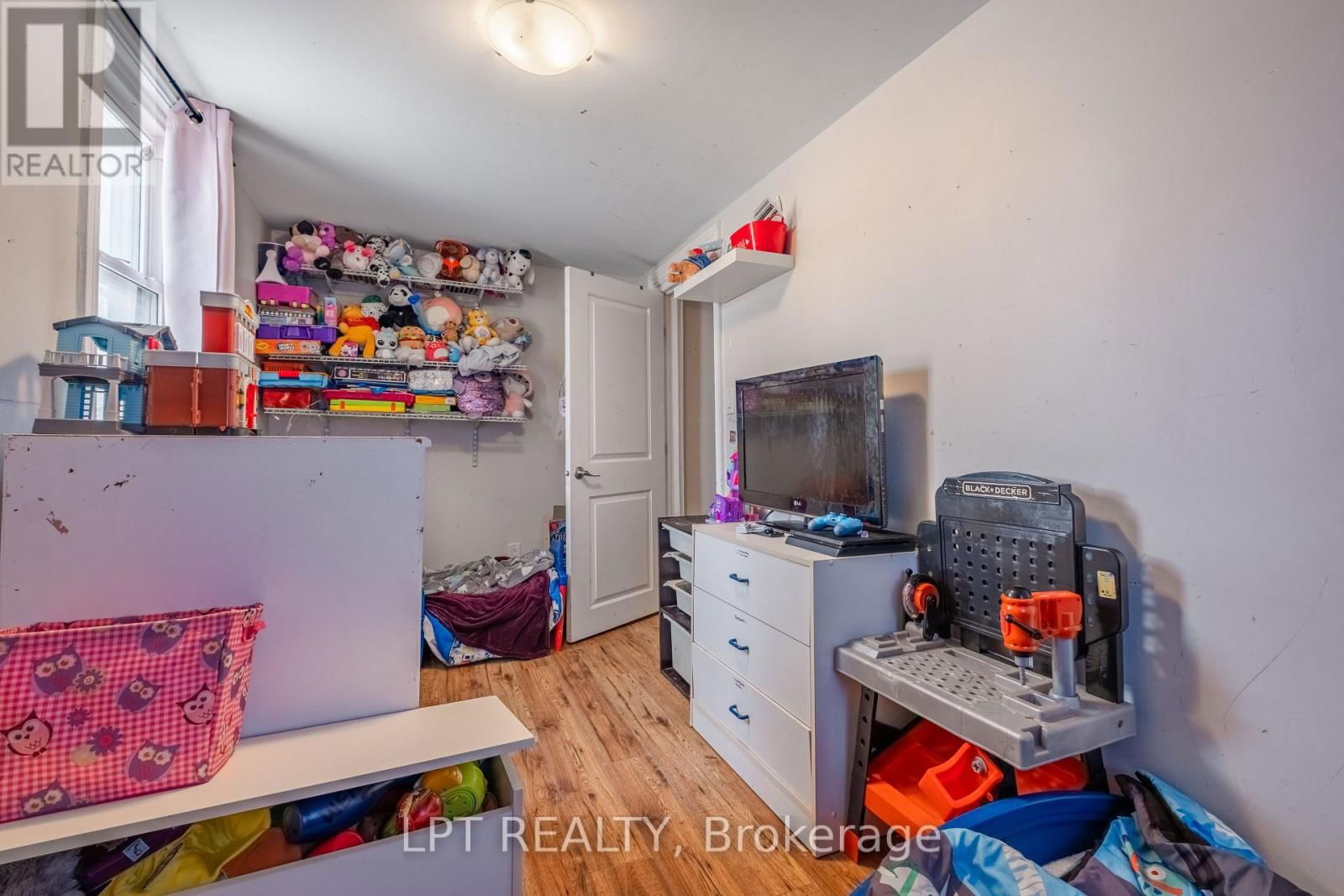 695 VICTORIA STREET Image 11