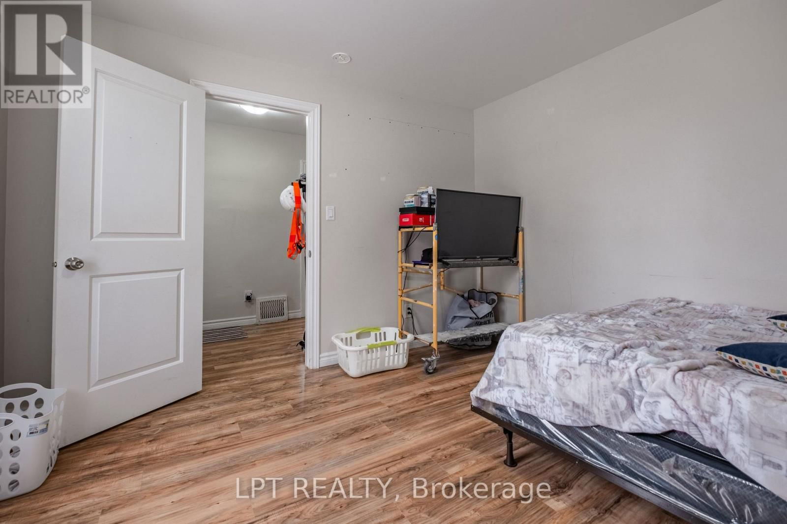 695 VICTORIA STREET Image 18