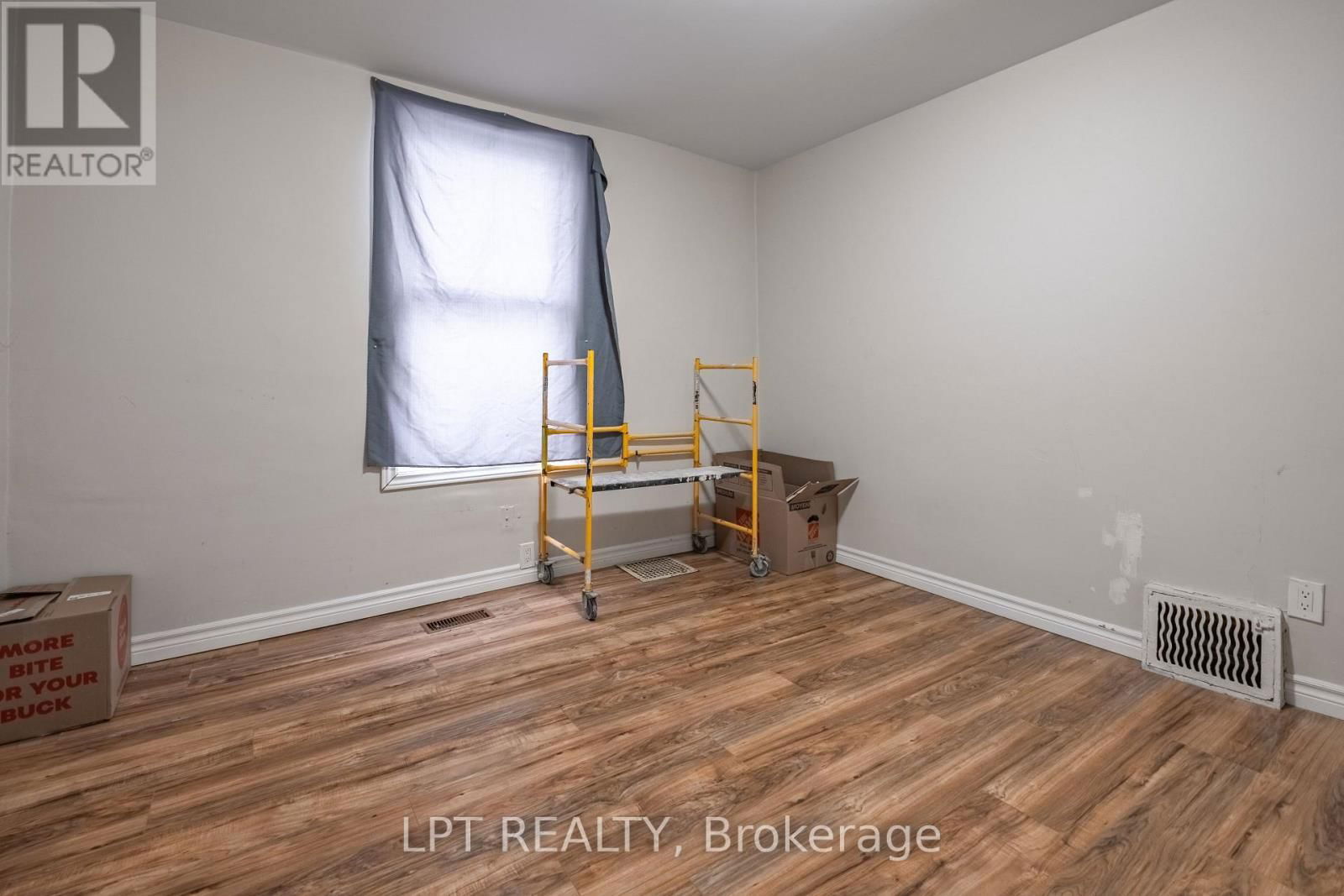695 VICTORIA STREET Image 21