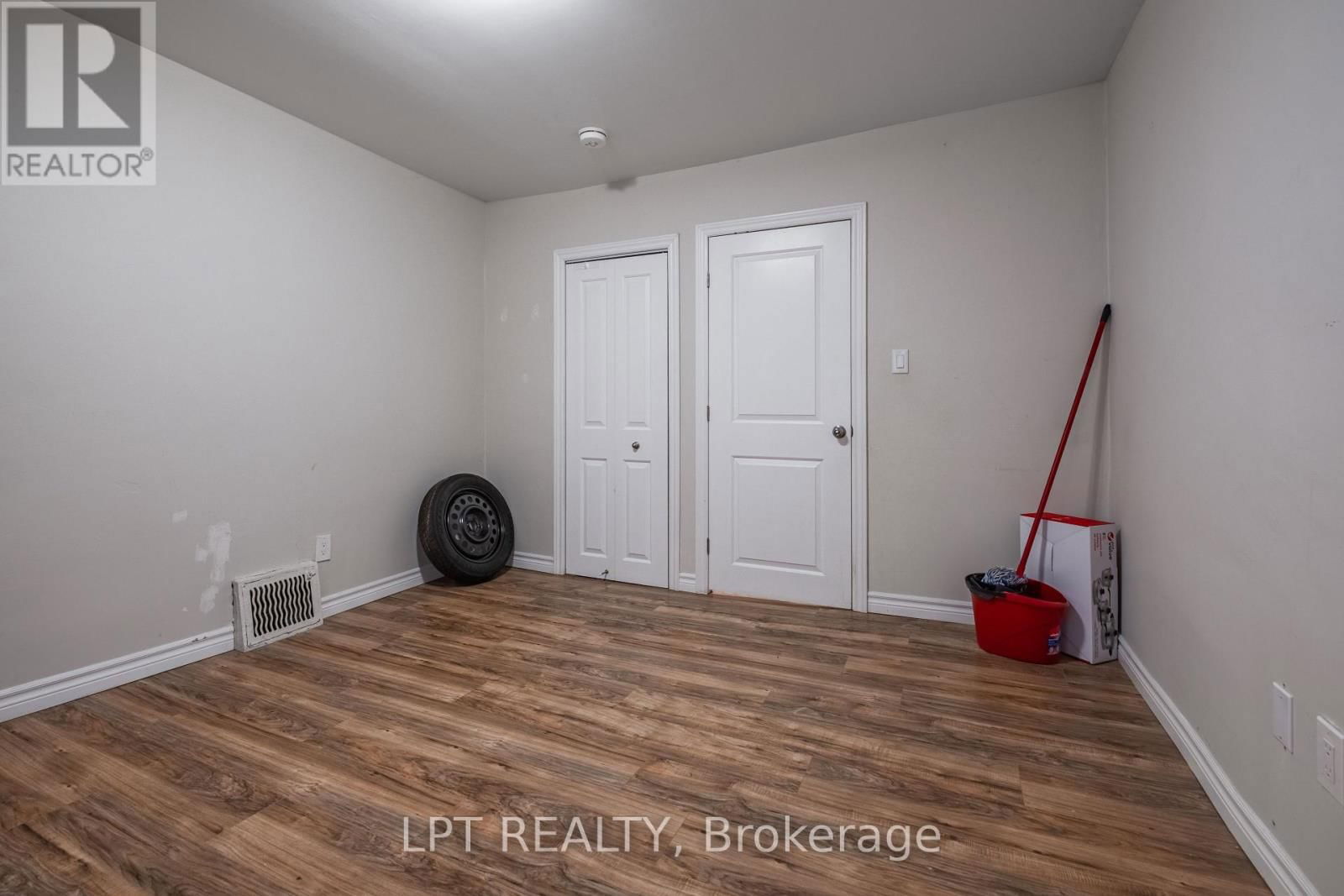 695 VICTORIA STREET Image 22