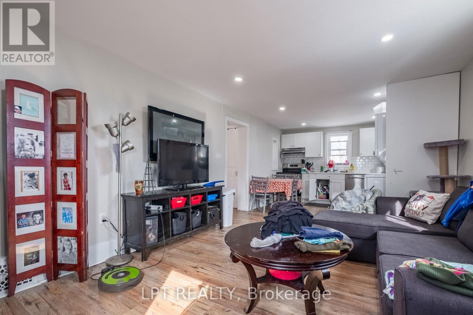 695 VICTORIA STREET Image 24