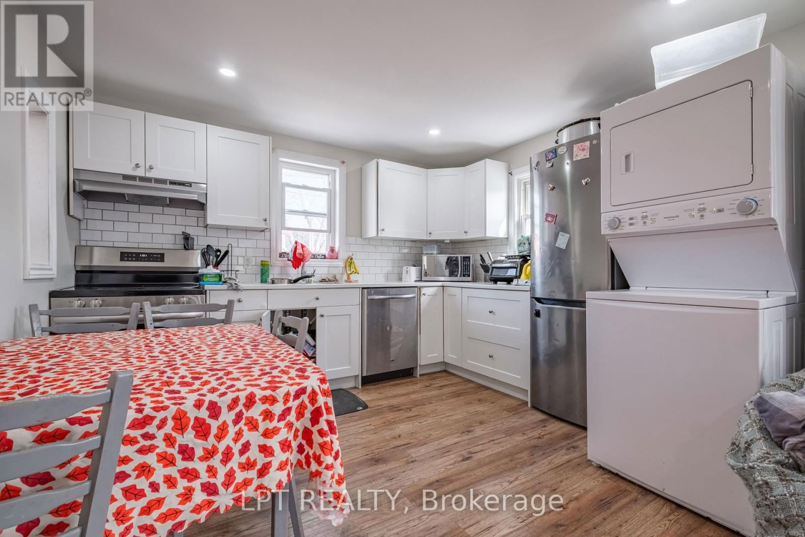 695 VICTORIA STREET Image 25