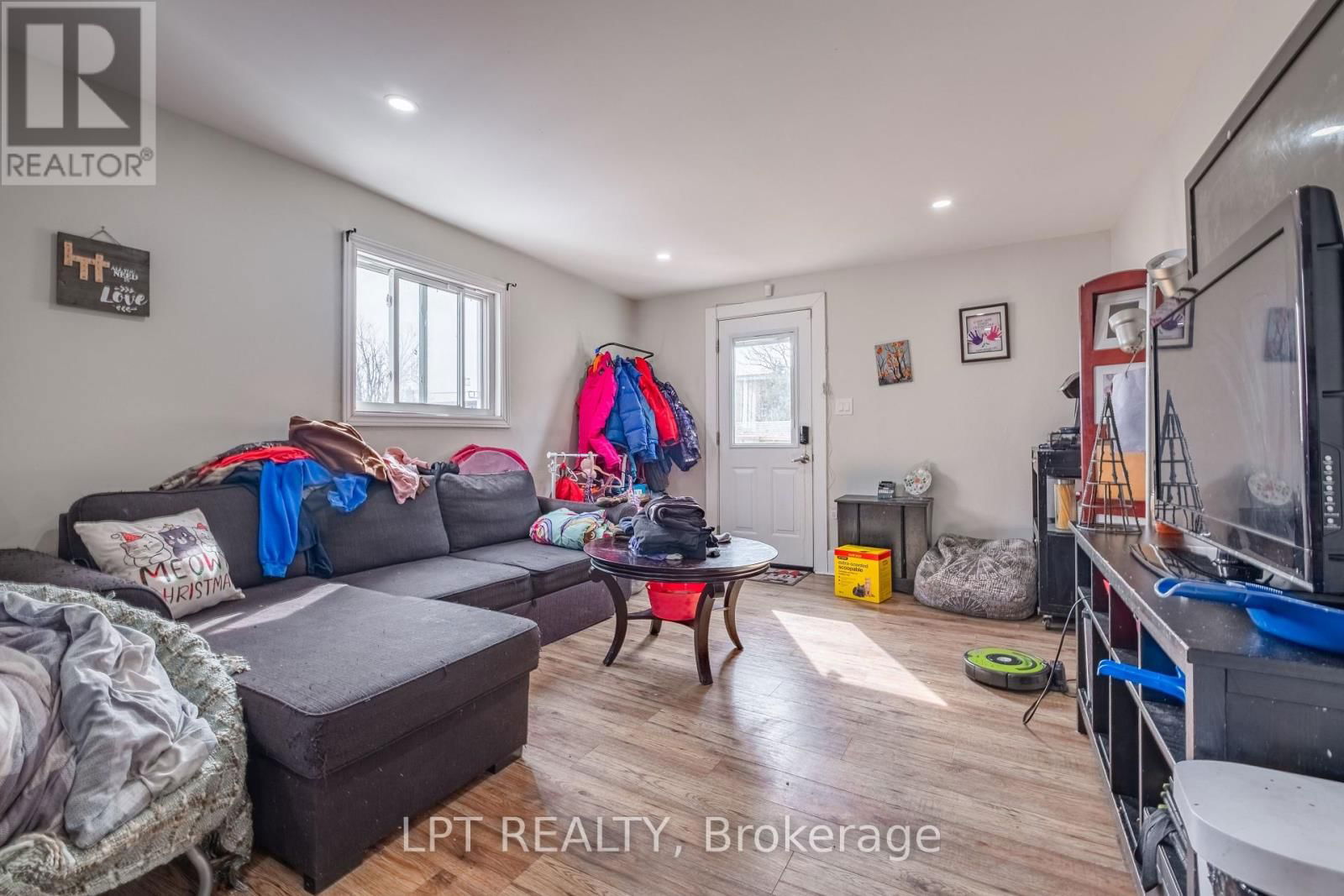 695 VICTORIA STREET Image 26