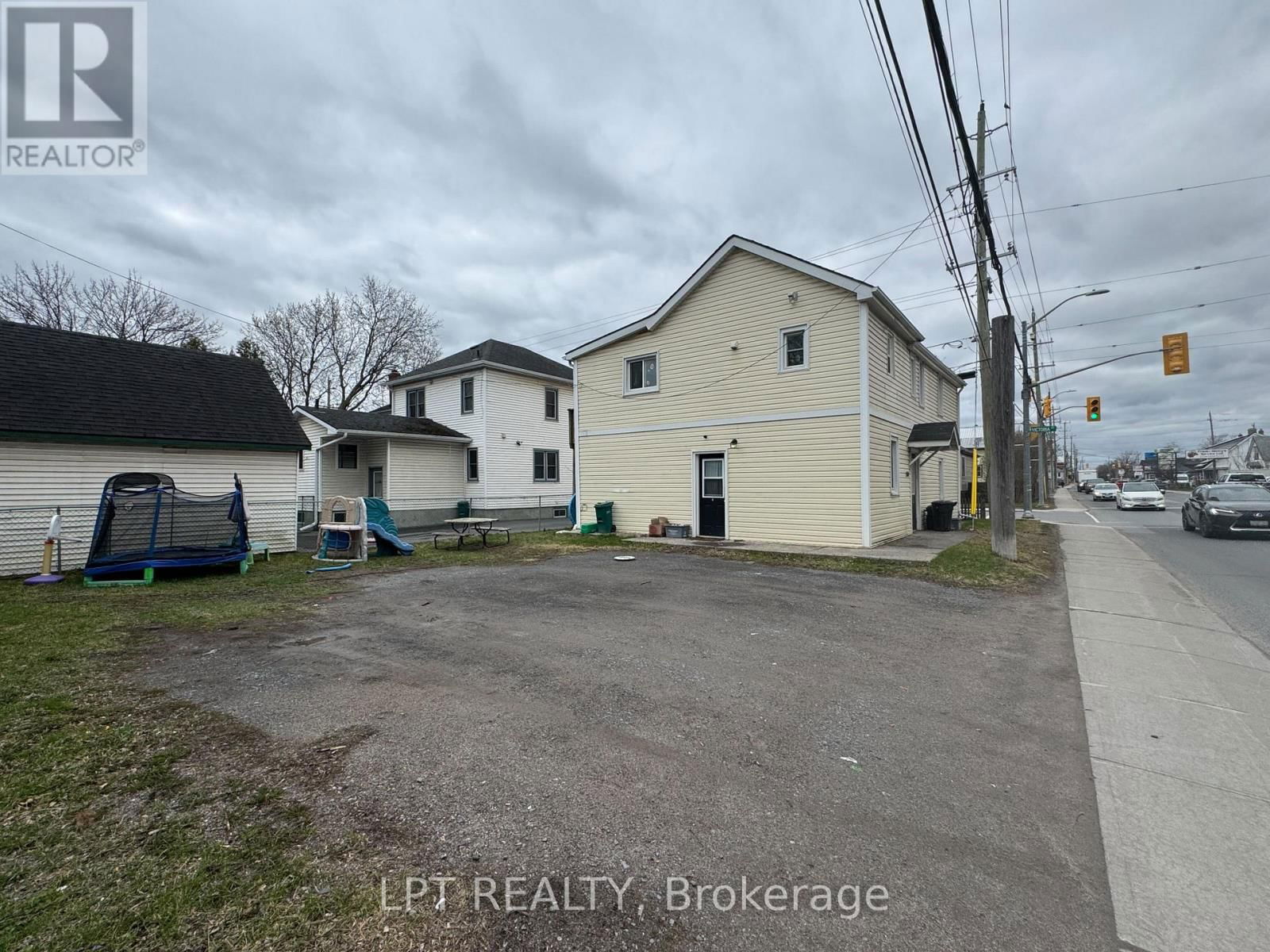695 VICTORIA STREET Image 28
