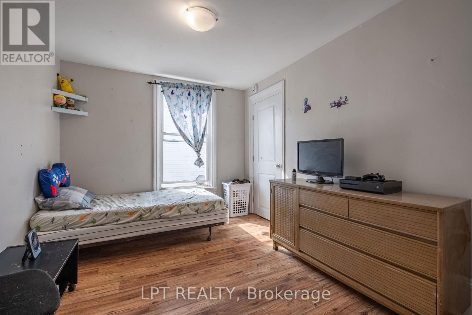 695 VICTORIA STREET Image 5