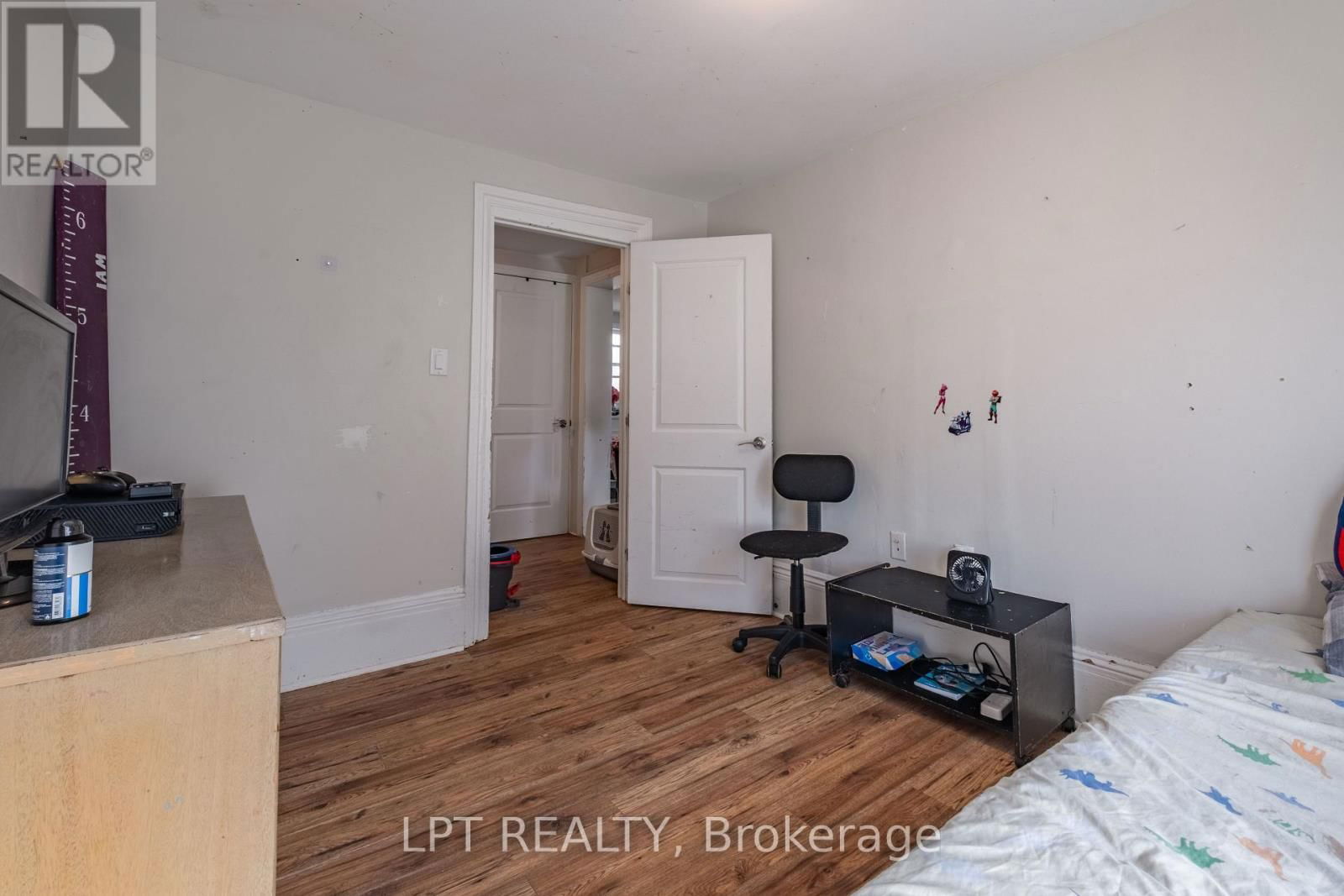 695 VICTORIA STREET Image 6