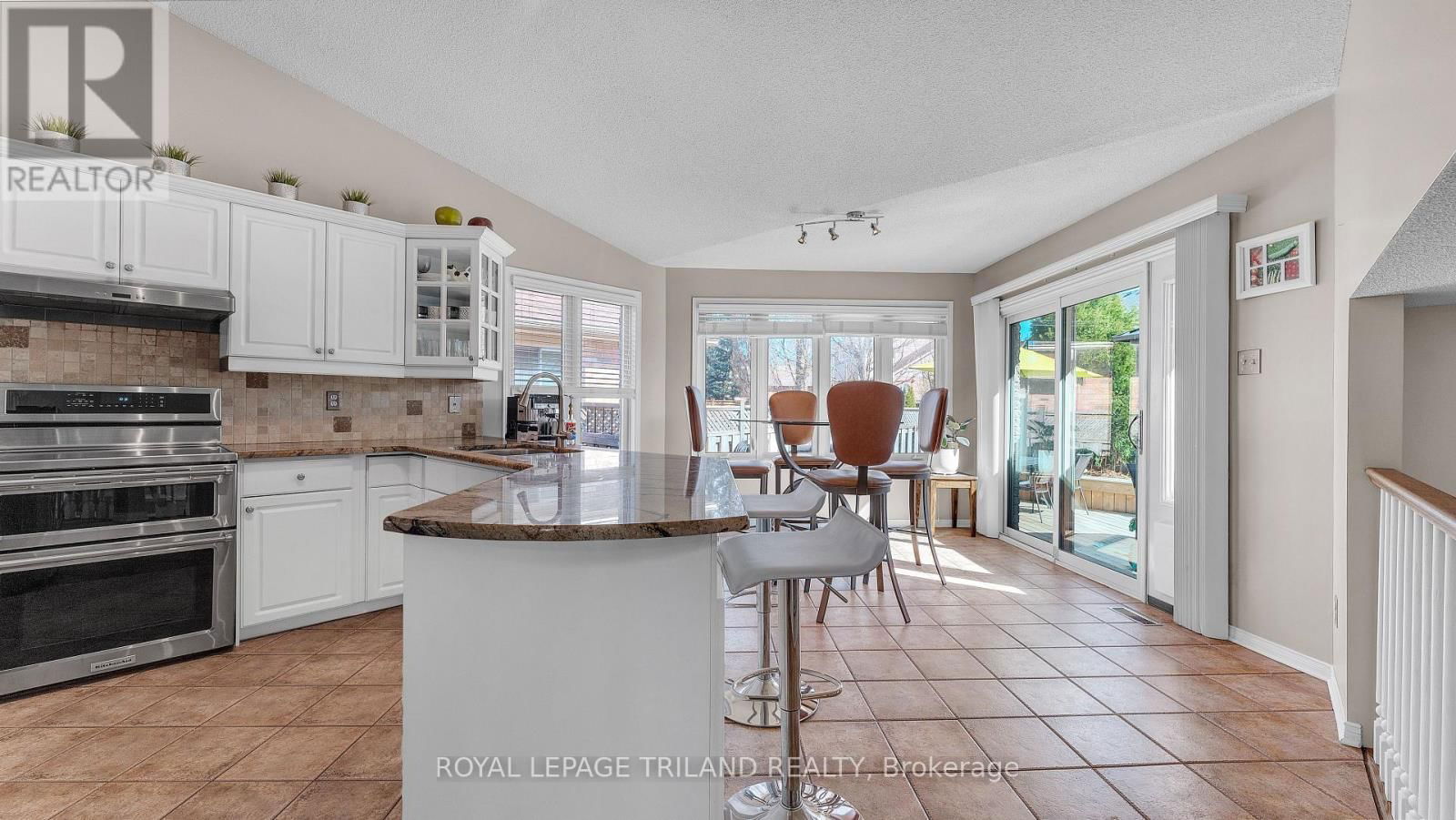 495 AMBLESIDE DRIVE Image 6