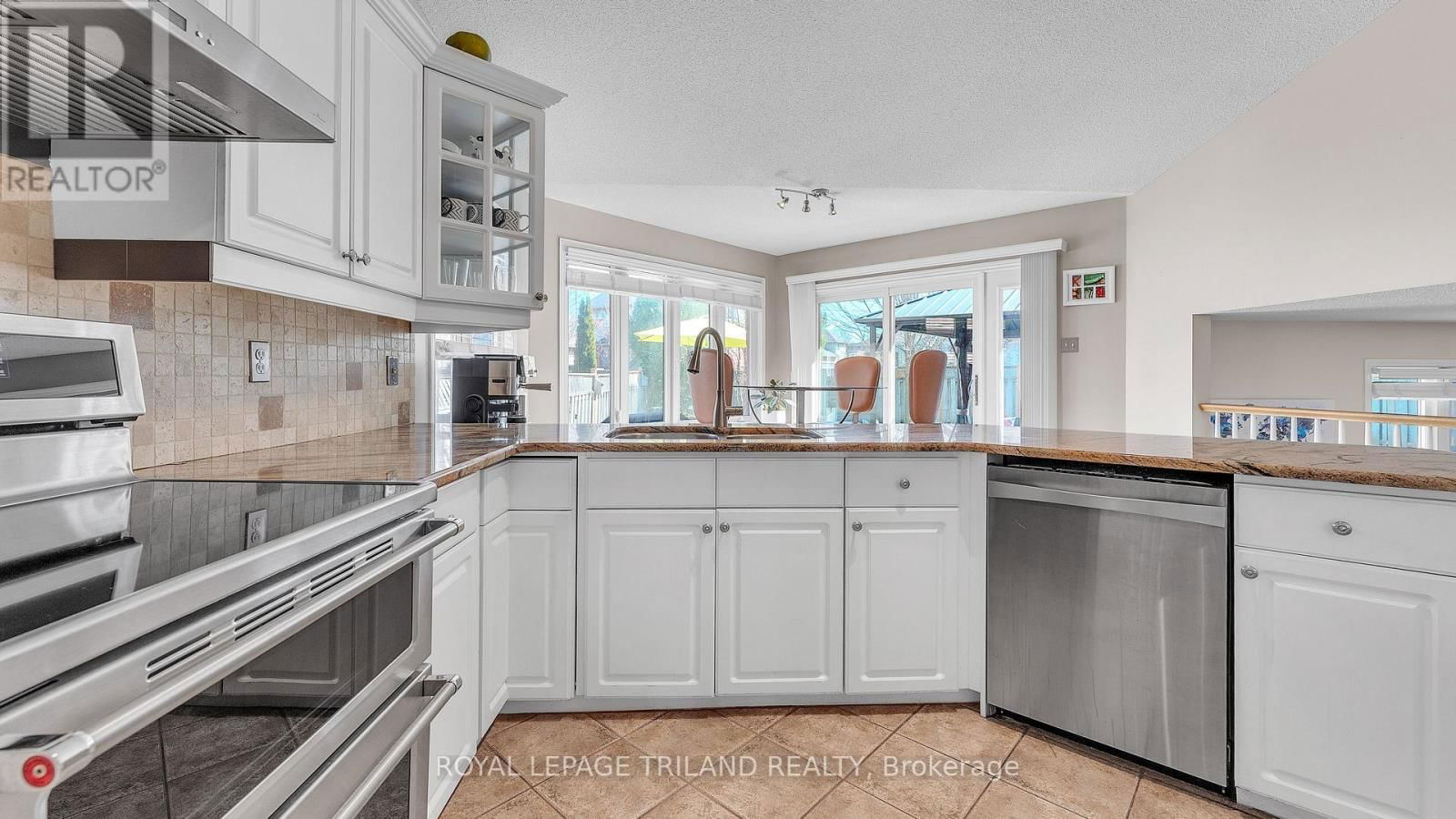495 AMBLESIDE DRIVE Image 7