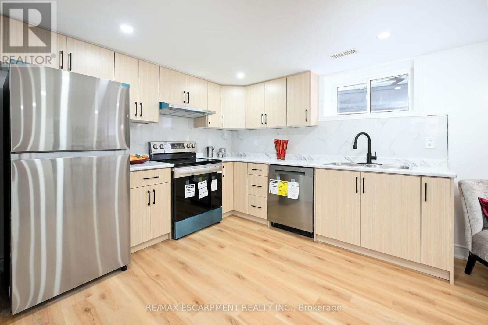 35 DOROTHY STREET Image 27