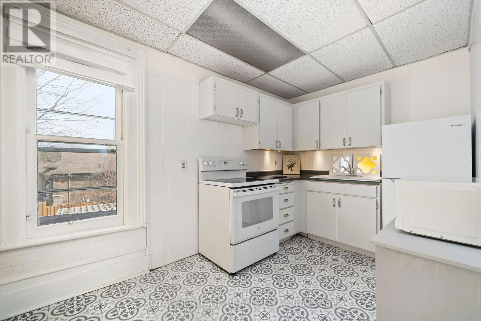 33 KINGSLEY AVENUE Image 36