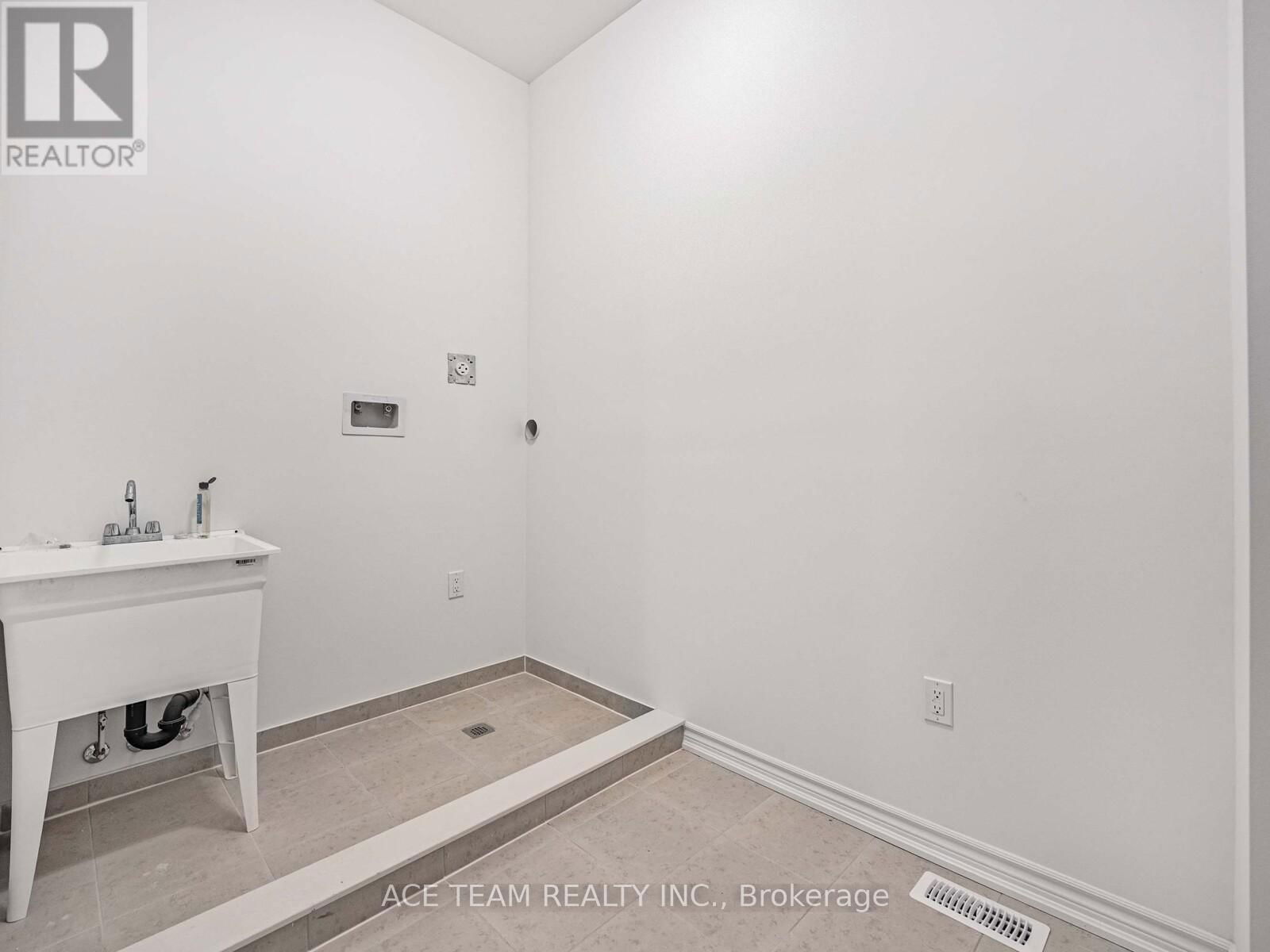 136 MOLOZZI STREET Image 34