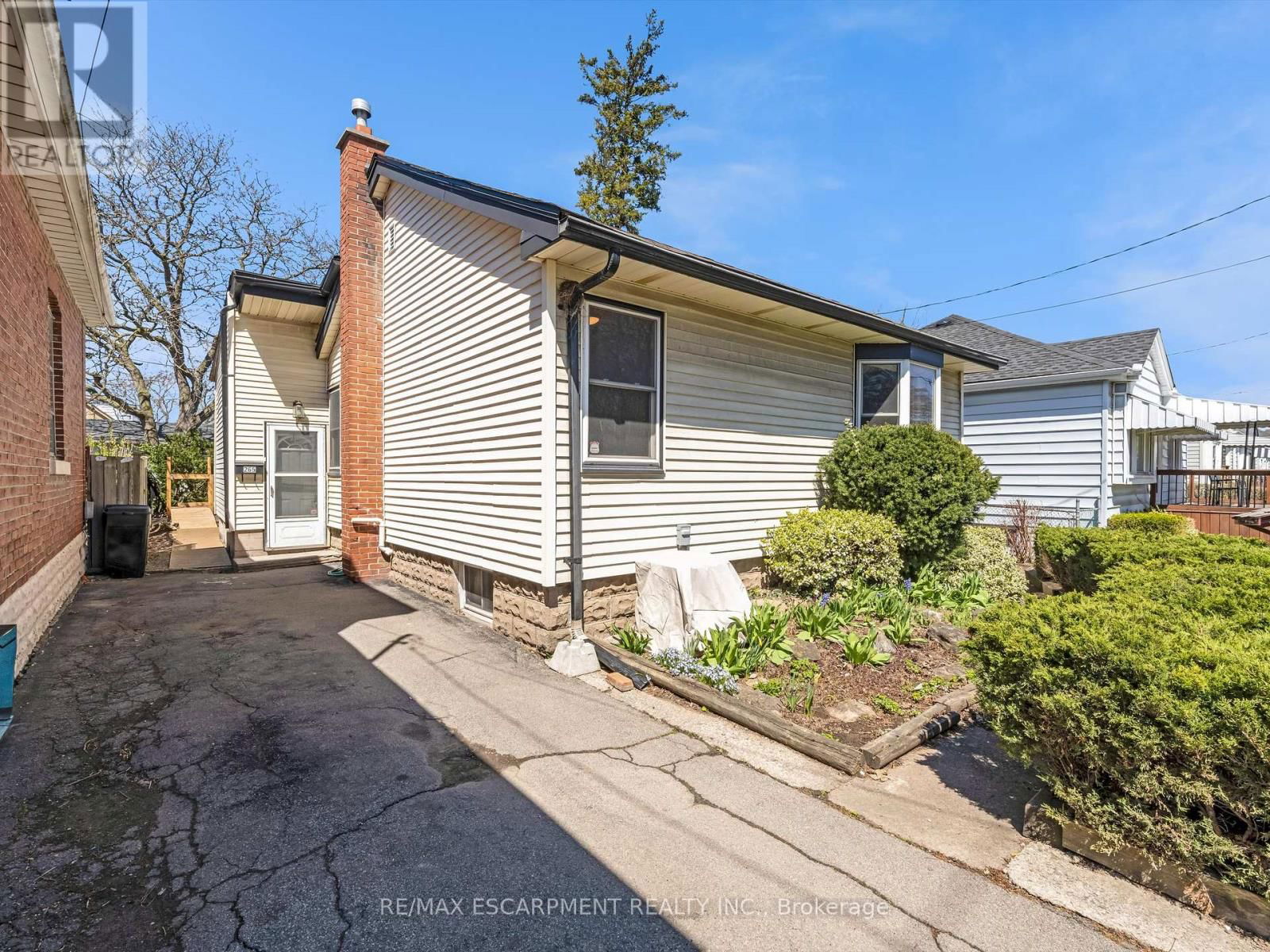 265 WALTER AVENUE NORTH Image 1