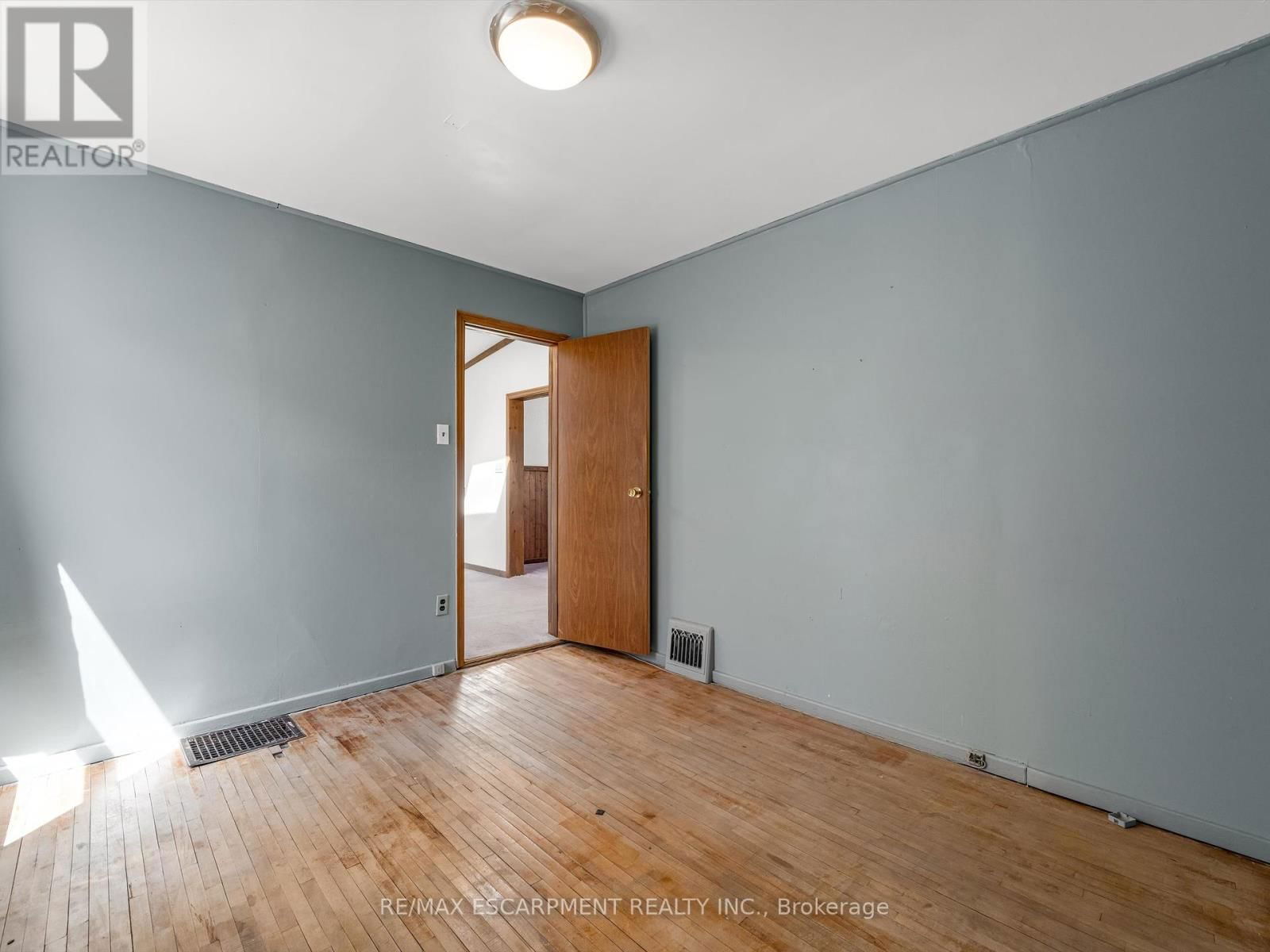 265 WALTER AVENUE NORTH Image 17