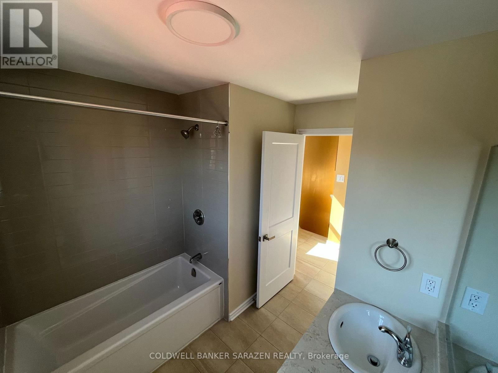 2 - 136 DESCHAMPS AVENUE Image 10