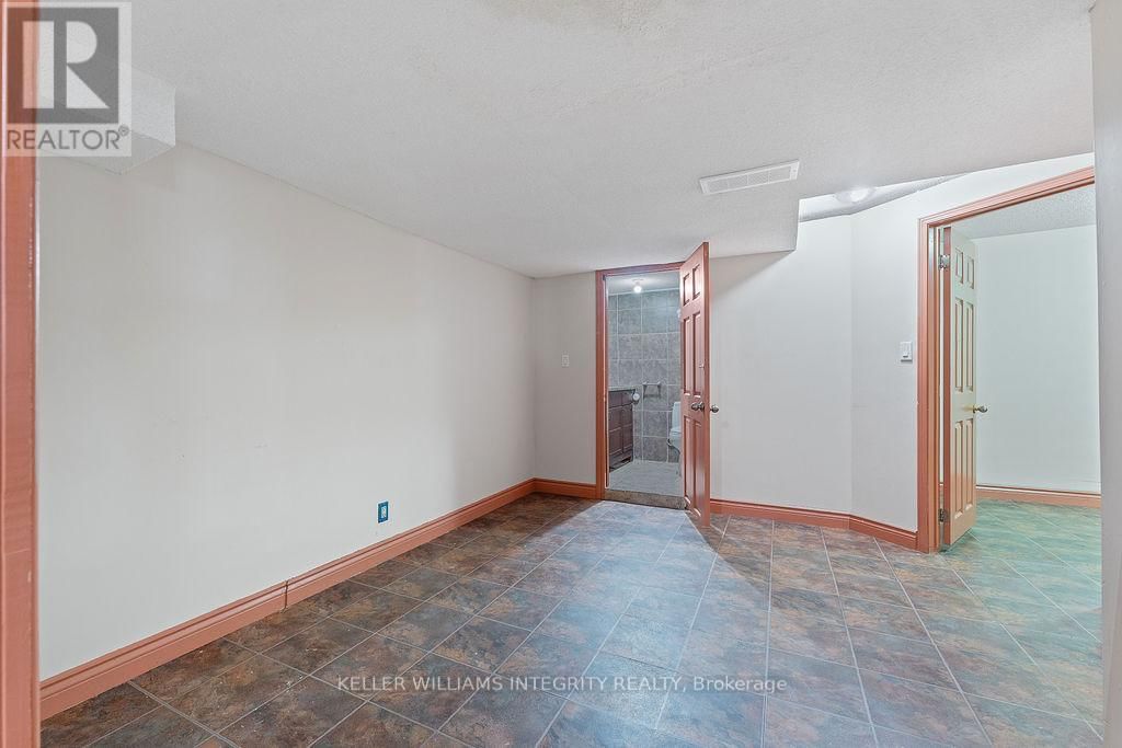 62 CHIPPEWA AVENUE Image 37