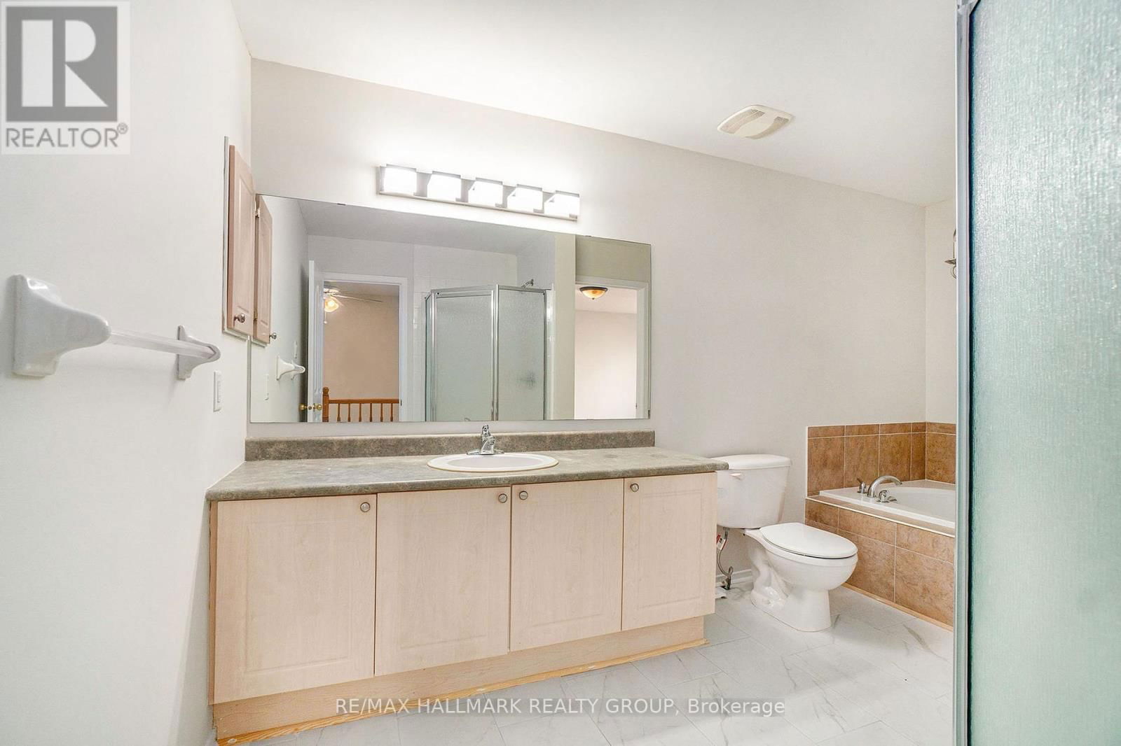 2052 BREEZEWOOD STREET Image 23