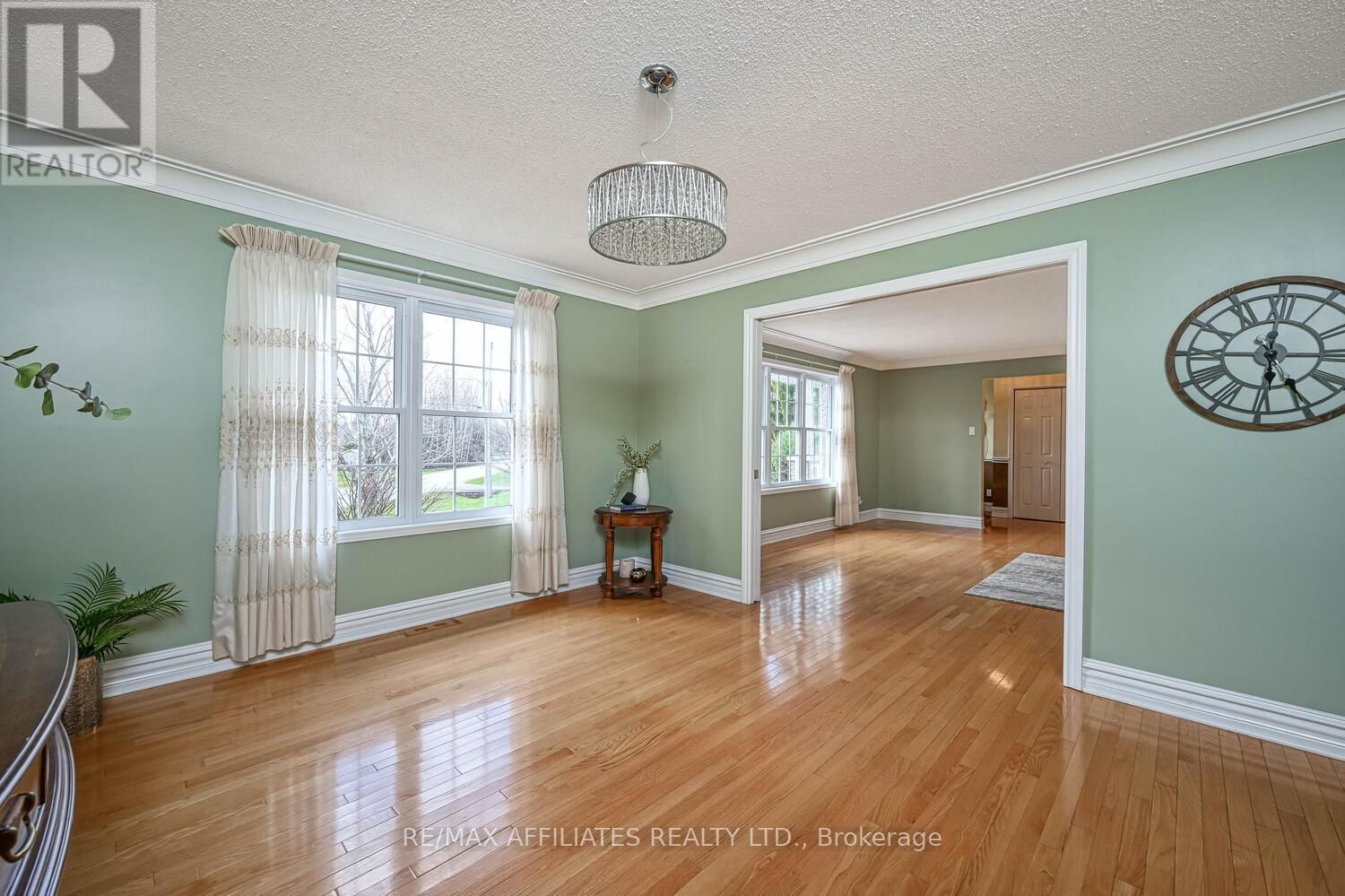10 TUDOR CIRCLE Image 11