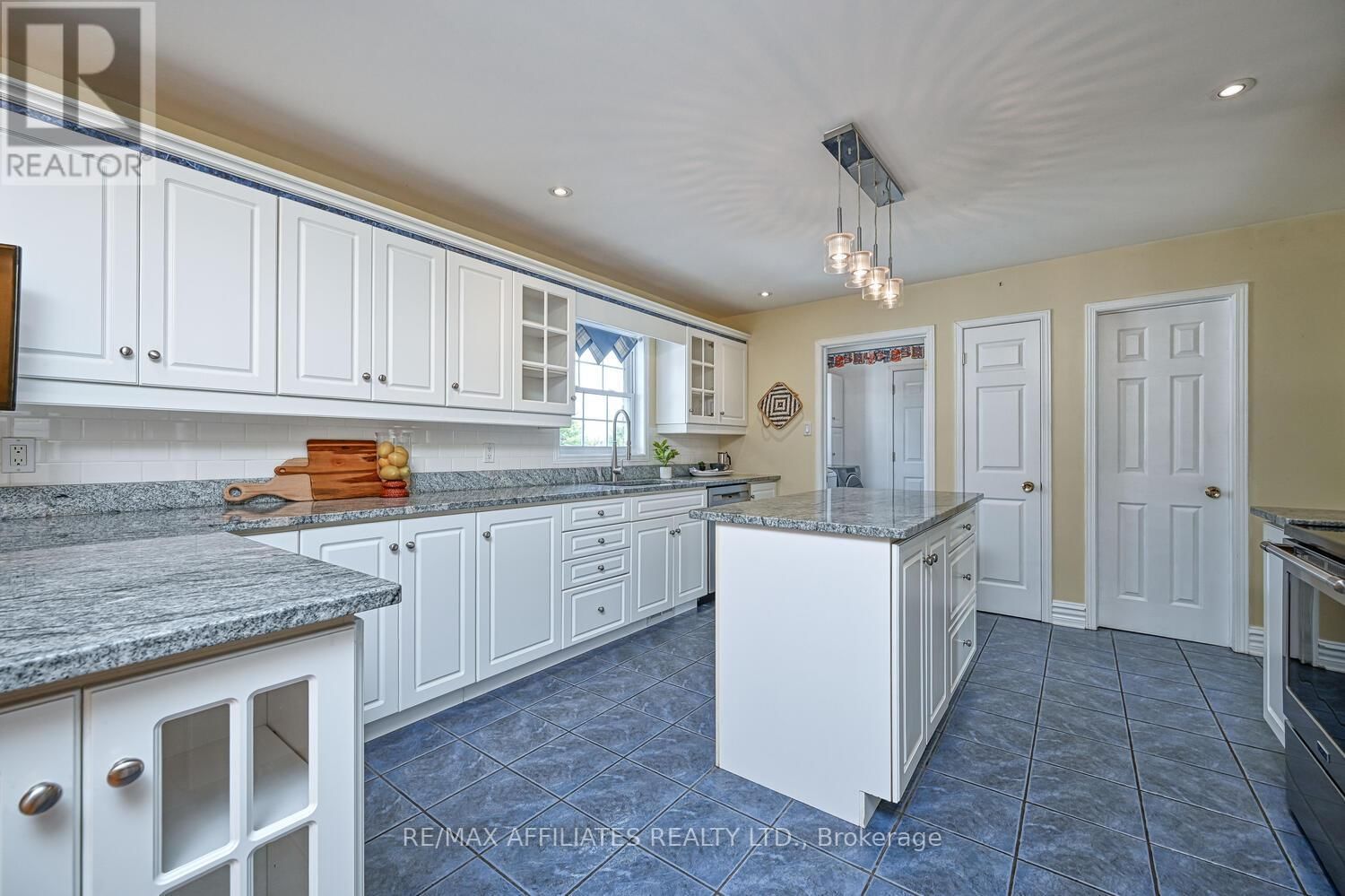 10 TUDOR CIRCLE Image 14