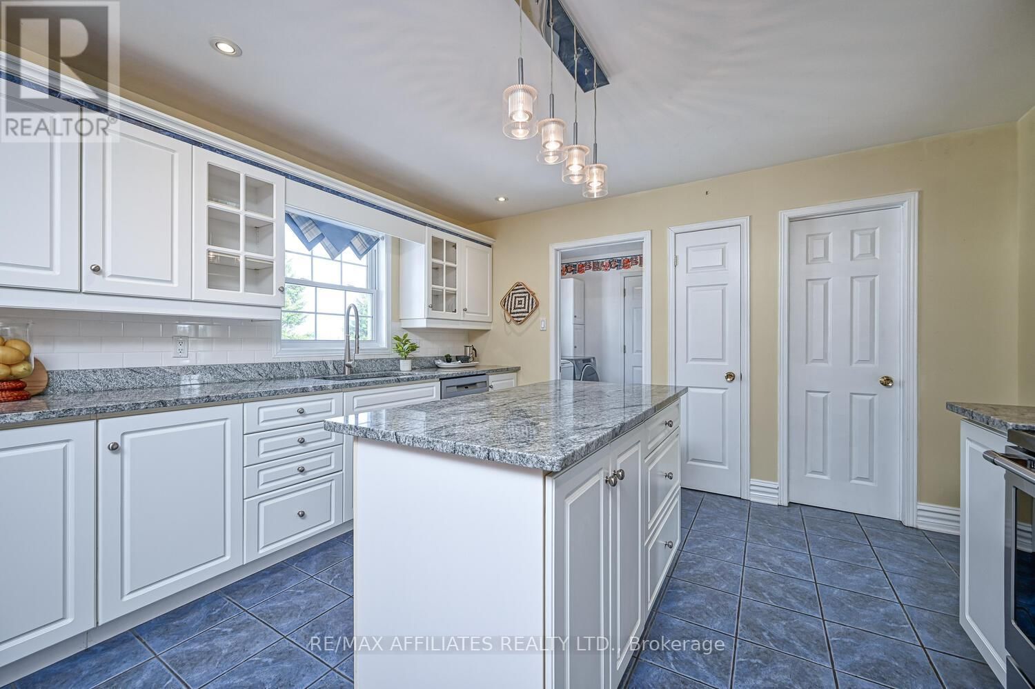 10 TUDOR CIRCLE Image 16