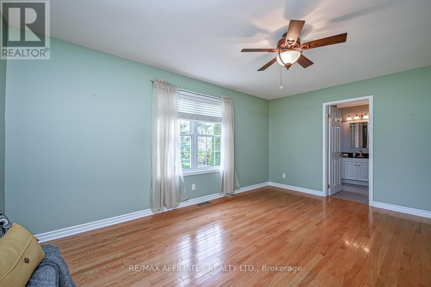 10 TUDOR CIRCLE Image 29