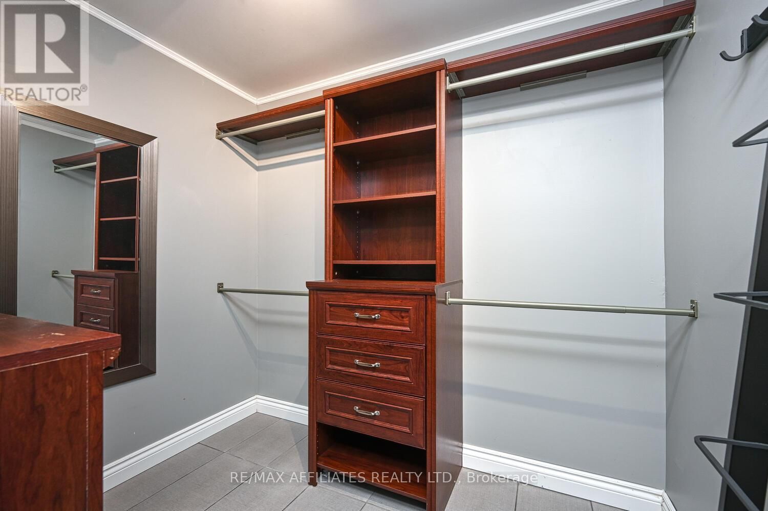 10 TUDOR CIRCLE Image 32