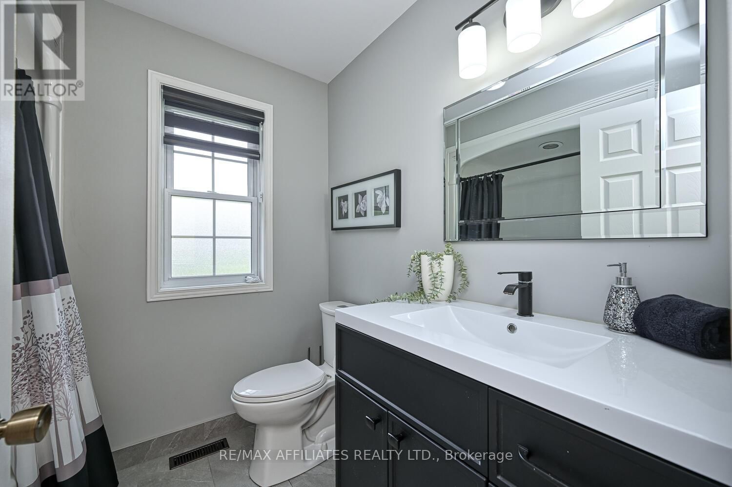 10 TUDOR CIRCLE Image 33
